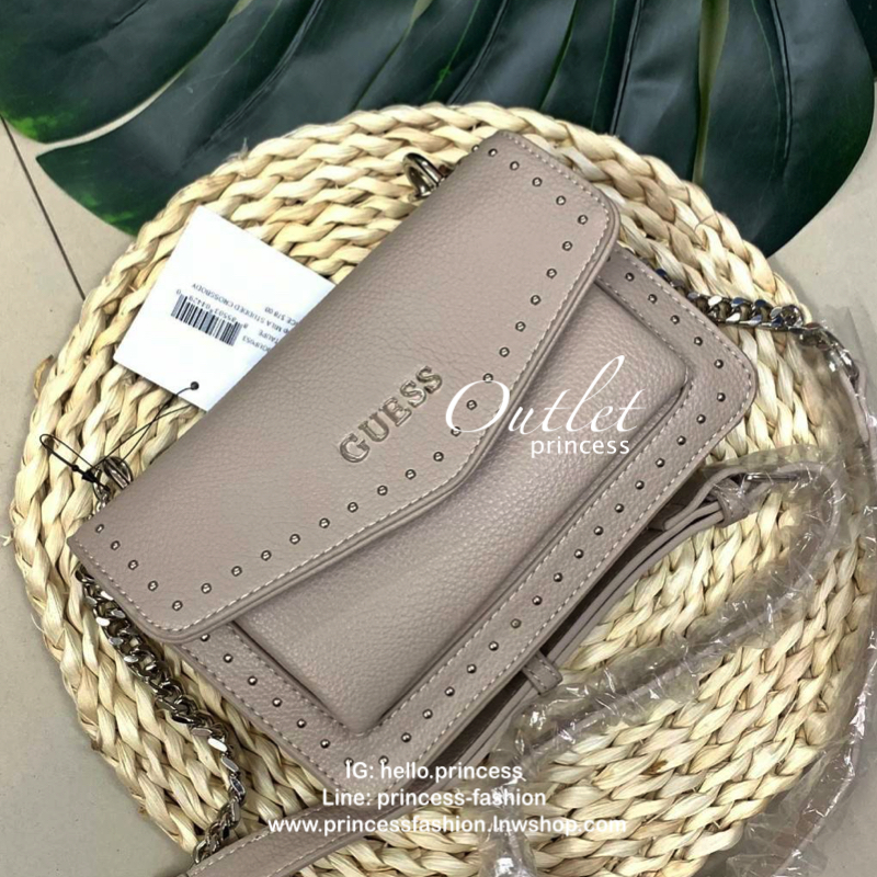 GUESS MILA STUDDED CROSSBODY BAG กระเป๋าสะพายข้างหรือแบบครอสบอดี้ร์ วัสดุลายหนังสวย หนังนิ่ม น้ำหนักเบาค่ะ ด้านหน้ามีอะไหล่โลโก้แบรนด์ พร้อมประดับหมุดดอกเล็กเพิ่มความเก๋เข้ามาให้ค่ะ เปิดปิดกระเป๋าแบบกระดุมแม่เหล็กภายในมีช่องหลักสำหรับใส่ของ สามารถใส่มือถื