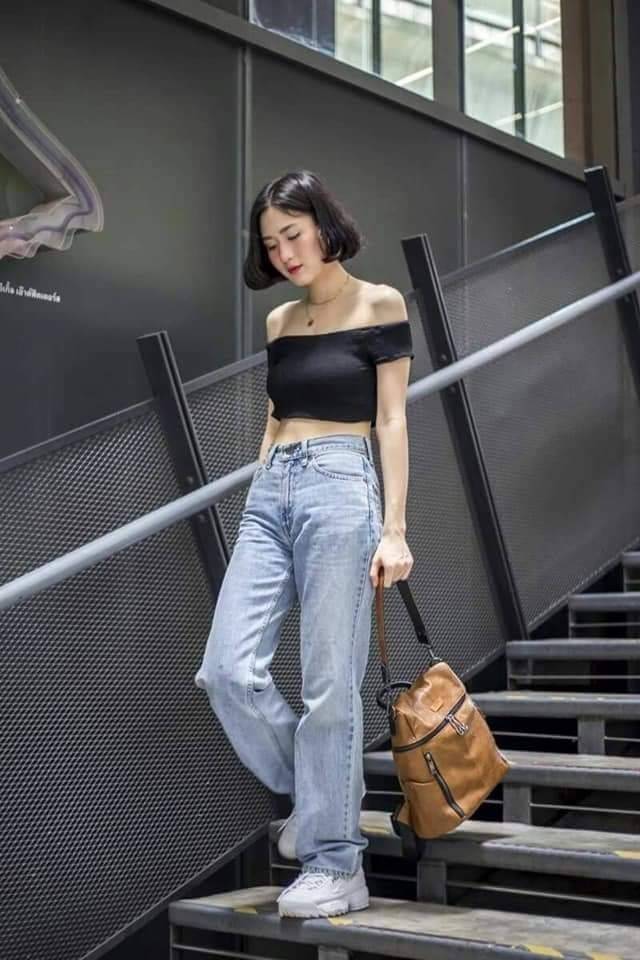 Keep speedy backpack กระเป๋าเป้หนัง ทรงน่ารัก จากแบรนด์ KEEP วัสดุหนังวัวสังเคราะห์เนื้อนิ่ม ลายหนังชัดสวย ด้านหน้ามี 2 zip สะดวกใช้งาน และช่องซิปด้านบนค่ะ มีสายสั้นสะพายไหล่ให้อีก 1 สาย ด้านข้างมีช่องใส่ของซ้ายขวา ด้านหลังมีช่องแยกเก็บของ เพิ่มอีก 1 ช่อง