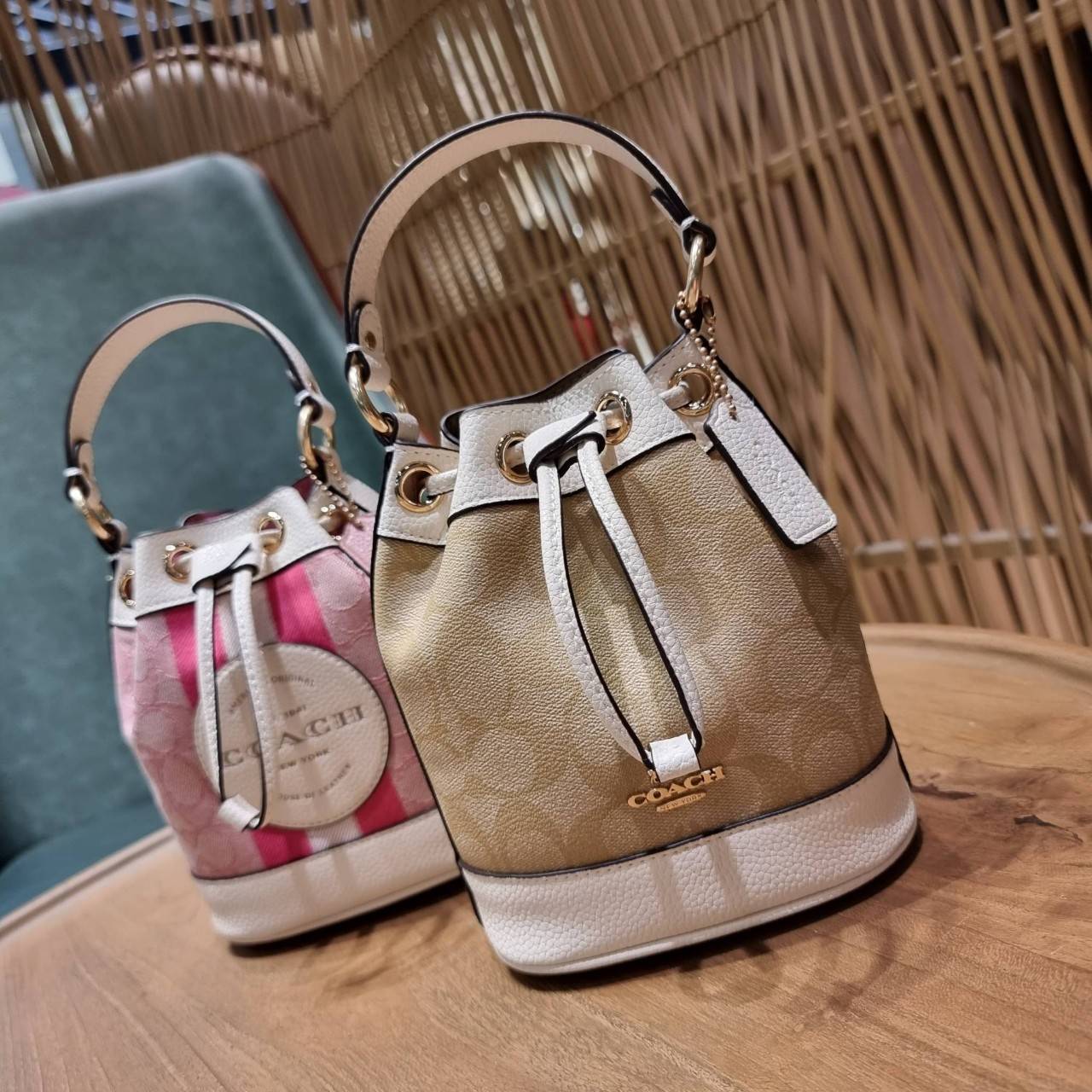 COACH C5121 DEMPSEY 15 DRAWSTRING MINI BUCKET BAG น้องคนสวยมาใหม่จ้า รุ่นใหม่กริ๊บ!! ยังไม่เข้าช็อปไทย ละมุนคุณหนูต้องมาแล้วแหละ กระเป๋าทรงถังไซส์มินิ ใช้งานง่ายด้วยการรูดหนังปิดรอบปากกระเป๋า ทุกอย่างลงตัวที่สุด!! มาพร้อมตัวห้อยรูปหัวใจสีทองกุ๊กกิ๊ก น่ารั