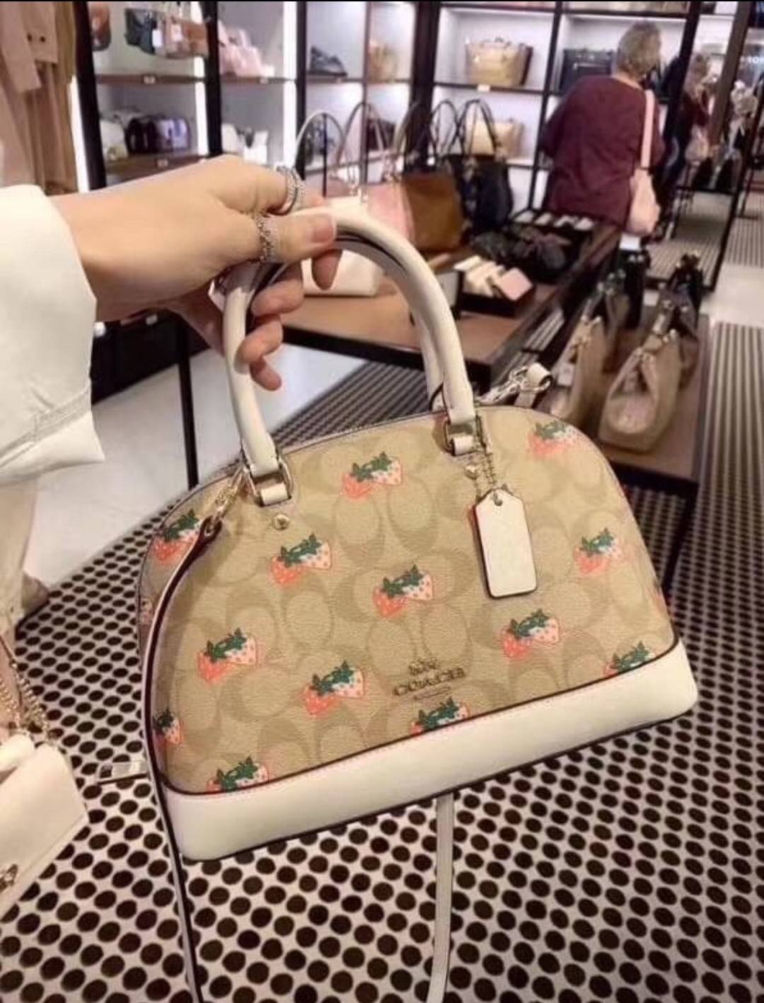 COACH 91514 MINI SIERRA SATCHEL IN SIGNATURE CANVAS WITH STRAWBERRY PRINT สายคุณหนูมารวมตัวกันตรงนี้เลยจ้า!! ละมุนกว่านี้ไม่มีแล้ว กับกระเป๋าทรงโดมสุดคลาสสิค เพิ่มดีเทลลูกเล่นลายสตรอเบอรี่ ให้มีความคิ้วท์แบบไม่เยอะเกินไป ลงตัวพอดี มาพร้อมหูจับในตัวและสายส