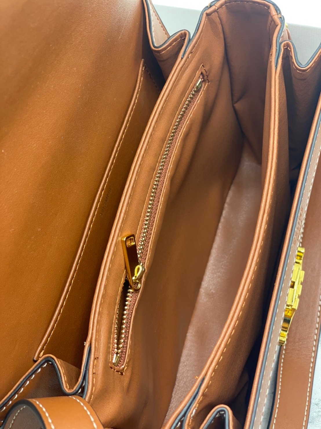 หนังแท้ CELINE MEDIUM TRIOMPHE BAG IN TRIOMPHE CANVAS AND CALFSKIN / CELINE TEEN สาวๆที่กำลังมองหากระเป๋าน่ารักเอาไว้ใช้ในวันสบาย ๆ แต่ไม่รู้เลือกกระเป๋า Celine รุ่นไหนดี แนะนำรุ่นนี้เลยคะ เป็นกระเป๋าสะพายข้างขนาดกำลังดี สวยแบบคลาสสิก หรูหราด้วยแคนวาสเคลื