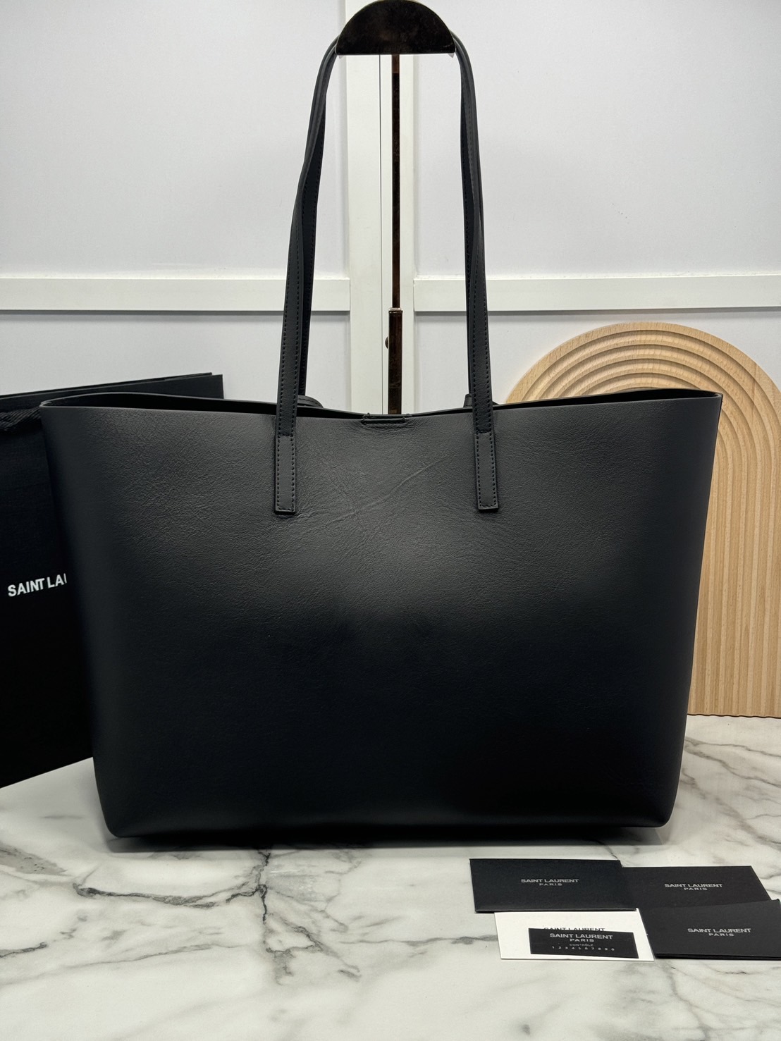 YSL Shopping Large Tote Bag กระเป๋าทรงโท้ทใบใหญ่หนังแท้ ภายในโล่งกว้าง จุของได้เยอะ เรียบหรูทรงสวย ดีไซน์ออกมาให้ใช้งานได้ทุกลุค ทุกโอกาส สวยคมชัดทุกสี