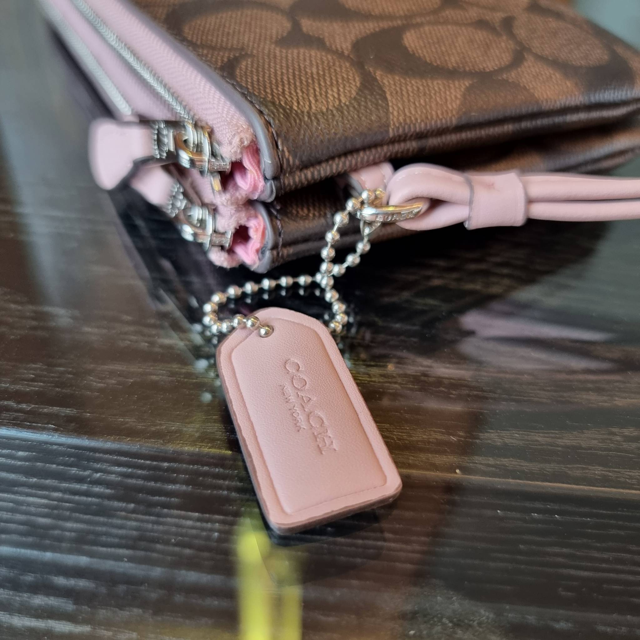 COACH F87591 DOUBLE CORNER ZIP WALLET IN SIGNATURE COATED CANVAS คล้องมือรุ่น 2 ซิป!! มาแล้วจ้า 🌟🤗 ไซส์นี้คือเหมาะมือจริงๆ พกง่ายเช่นเคย ไม่ต้องกังวลว่าจะเกะกะหรือกินพื้นที่กระเป๋าหลัก วัสดุหนังแคนวาสเคลือบลาย มีช่องหลักแยก 2 ช่อง ภายในบุผ