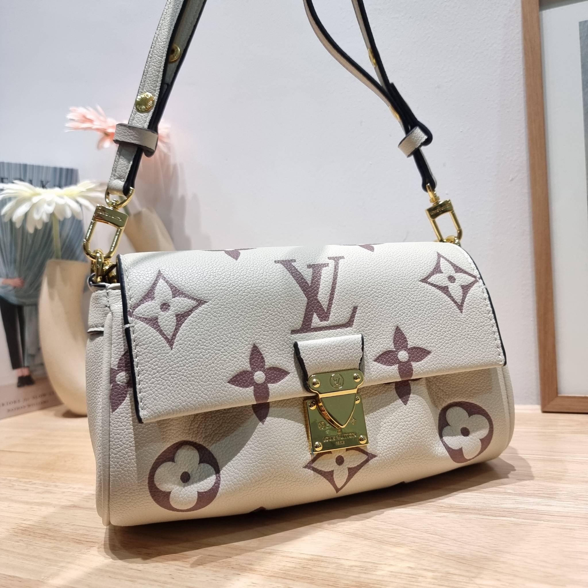 LV Favorite Bicolor Monogram Empreinte Leather - Handbags / LV FAVORITE BAG กระเป๋าสะพายคอลใหม่ล่าสุด สวยหรู ดูแพง ดีไซน์รูปทรงออกมาให้ใช้งานได้ง่าย