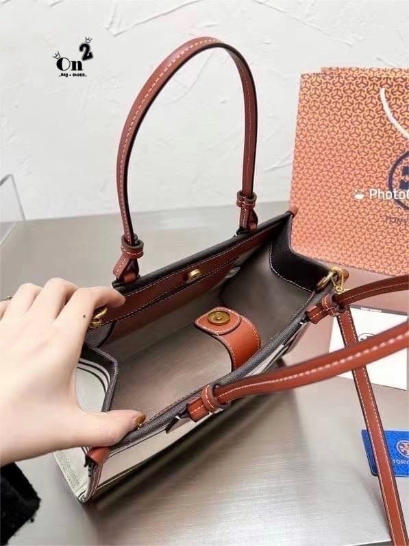 Tory Burch Ella Jacquard Stripe Tote มี 2 ขนาด 10" 13" กระเป๋าสะพาย Tory 😍😍ทรง tote มาใหม่ ผ้าแคนวาสอย่างดี ตัดขอบหนังสีน้ำตาลขนาดกำลังดี จุของได้เยอะเลยค่ะ งานจริงสวยน่าใช้มากๆ