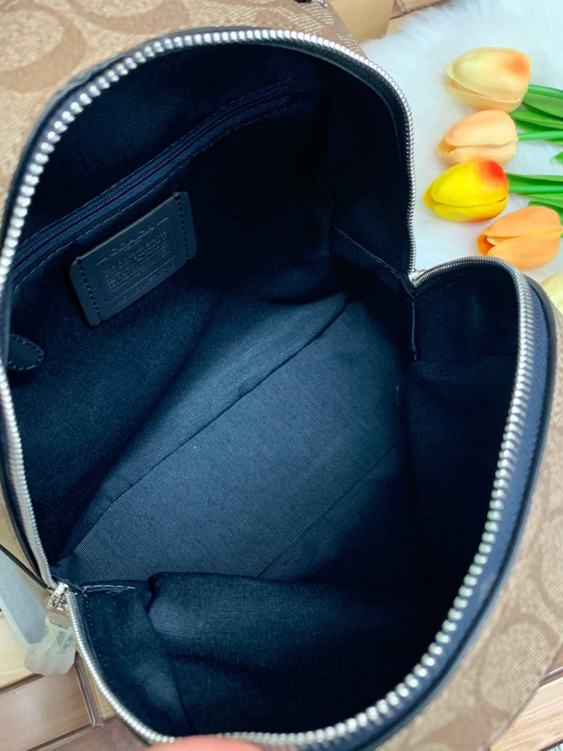 COACH JORDYN BACKPACK IN BLOCKED SIGNATURE ((76622//76624//76715)) พร้อมส่ง กระเป๋าสะพายหลังแบบมีหูหิ้ว หนังแท้ หนังนิ่มอย่างดีเลยค่า ด้านหน้ามีช่องซิปหนึ่งช่องสำหรับใส่ของจุกจิกนะคะ เปิดปิดช่องหลักแบบซิปคู่ หัวซิปมีหนังห้อยมาให้ ภายในกระเป๋าโล่งใส่สัมภาร