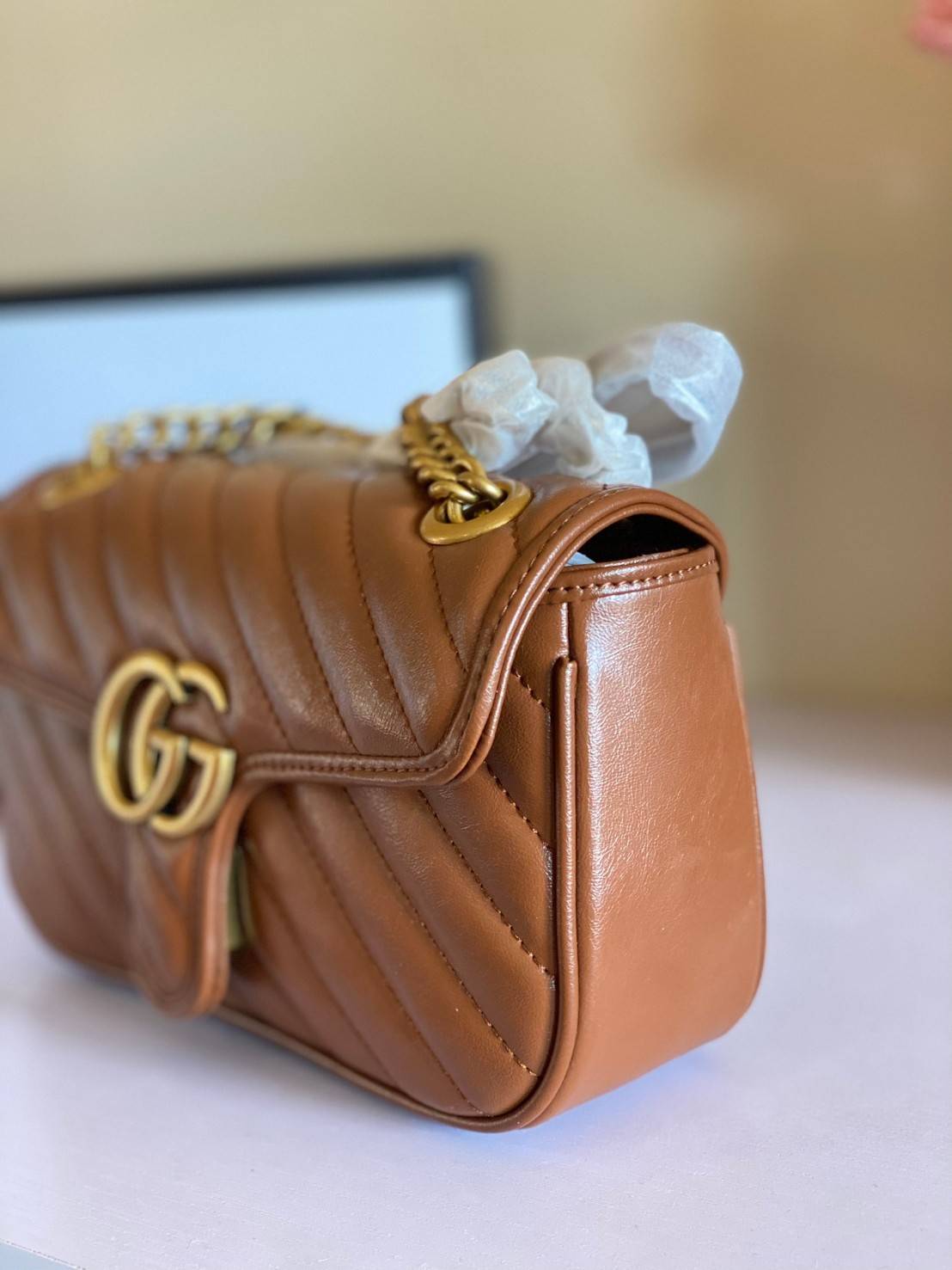 VIP GIFTbag 】GUCCI GG Marmont small brown leather shoulder bag ราคานี้หนังแท้คือคุ้มมากเลยค่าสาวๆ ต้องจัดแล้วน้าา ยกระดับความหรูให้กับตัวเองกันหน่อย ด้วยกระเป๋ารุ่นนี้!! ครอสบอดี้ที่ดีไซน์หรู อัพเลเวล ในราคาที่จับต้องได้ พร้อมเสิร์ฟความสวยตรงถึงบ้านแล้วจ้