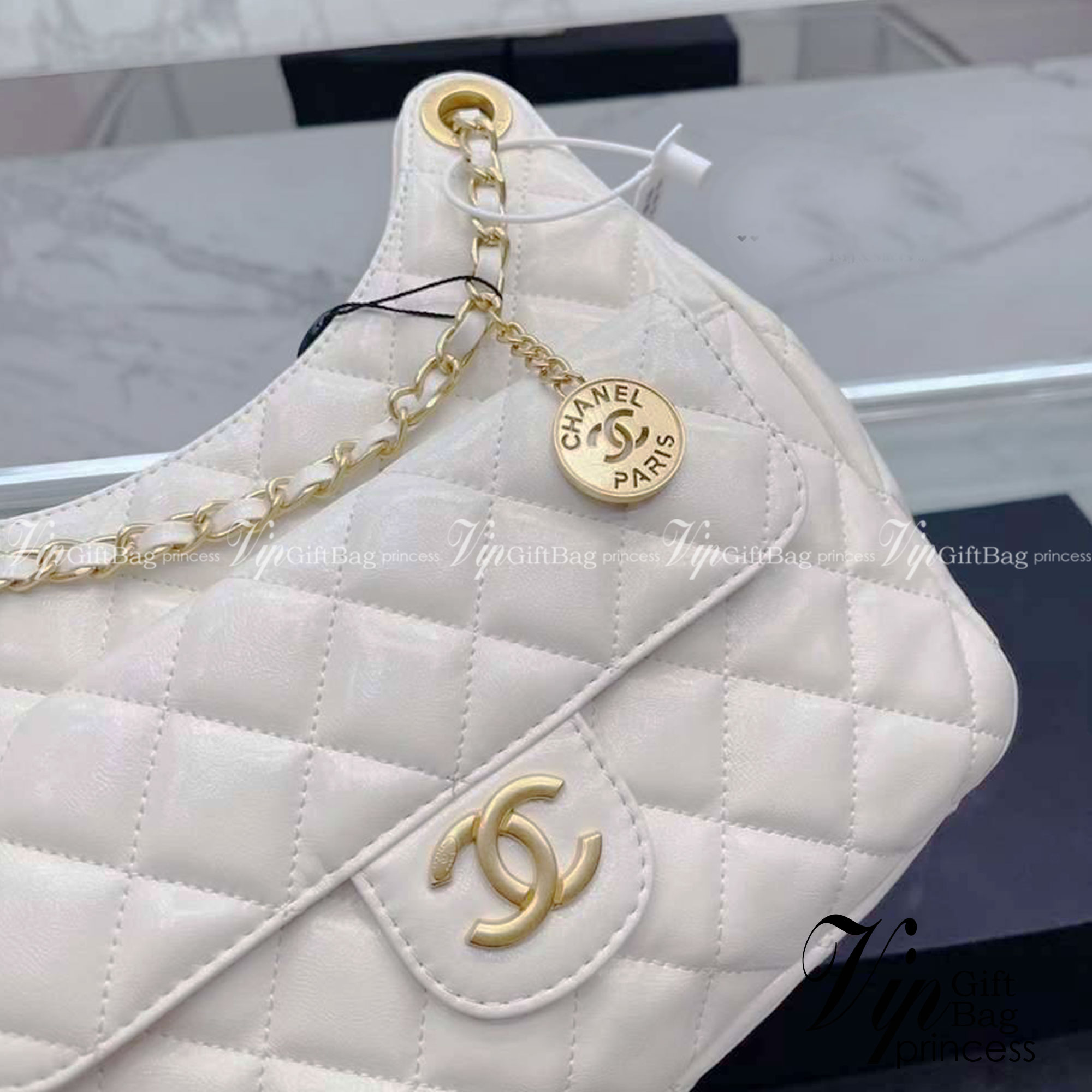 CHANEL SMALL HOBO BAG ใหม่ล่าสุดก่อนใคร กับคอลใหม่ลุคลูกคุณยอดฮิต Shiny Crumpled Calfskin & Gold-Tone Metal ตอบโจทย์ได้ทุกลุค ทุกไลฟ์สไตล์ ใช้งานได้ง่ายคล่องตัว กับกระเป๋าสะพายข้าง ปรับเปลี่ยนการใช้งานได้หลากหลาย ภายในเป็นช่องโล่ง สะพายไปเที่ยว ทำงาน ออกเ