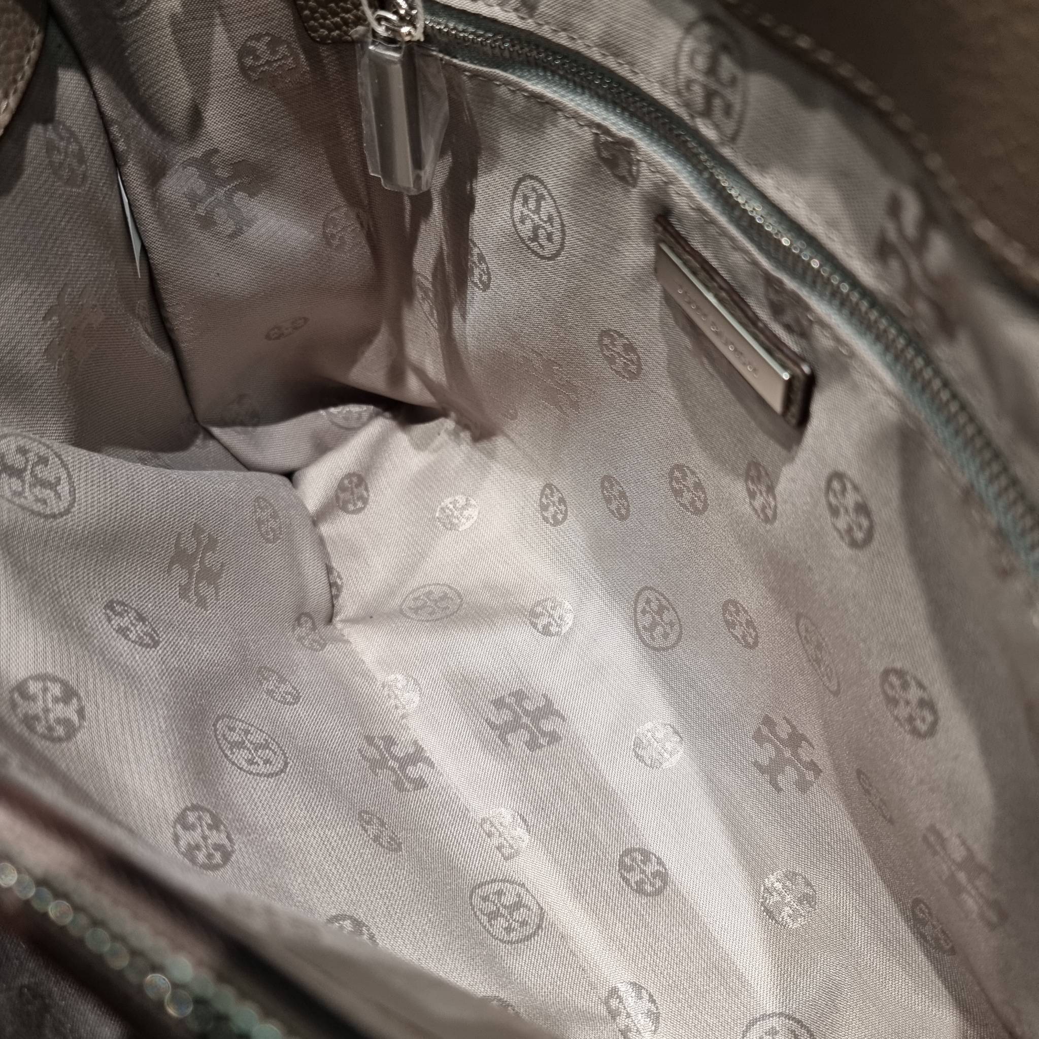 TORY BURCH BRITTEN SMALL SLOUCHY TOTE / TORY TOTE BAG / TORY BAG พร้อมส่ง กระเป๋าสะพายตัวแม่ รุ่น top ที่สวยดูแพง ใช้งานสะดวกมาก ดีไซน์ออกมาได้เรียบหรู ผู้ดี