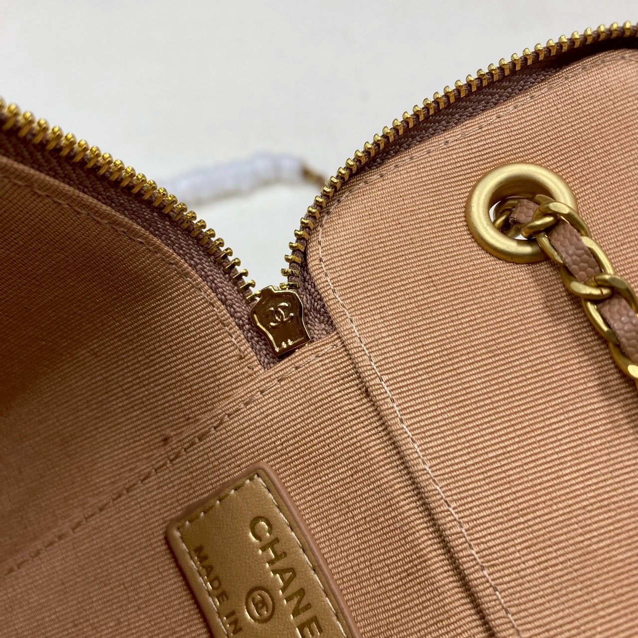 ORI หนังแท้ | Chanel Small Vanity with Chain กระเป๋าสะพายทรงวานิตี้ใบเล็กน่ารัก ดีไซน์เรียบหรู ใส่เครื่องสำอางค์หรือของใช้จุกจิกได้ น่ารักน่าใช้ สวยหรูดูแพง ลุคคุณหนูสายคิ้วควรมีค่า