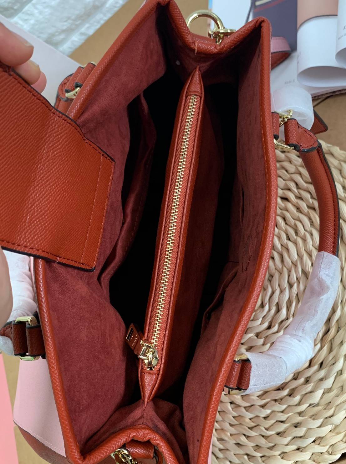 COACH HANDBAG//SHOULDER BAG ((28470)) กระเป๋าหิ้ว//สะพายไหล่ วัสดุหนังแท้ หนังนิ่ม น้ำหนักเบา ใบใหญ่กำลังดีค่ะ ปากกระเป๋าเป็นแบบกระดุมแม่เหล็ก ภายในมี2ช่องใหญ่ ค่อนข้างกว้าง ใส่ของได้ครบเลยทีเดียวค่ะ มีเป็นช่องซิปกลางหนึ่งช่อง และช่องใส่ของจุกจิกได้อีก3ช่