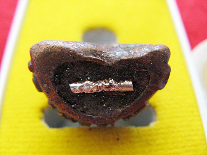 พระปิดตาหลวงพ่อคูณ รุ่น"มหายันต์มหามงคล" เนื้อทองแดงรมมันปู อุดผงบรรจุตะกรุดเงิน ปลุกเสก3วาระ พร้อมกล่องเดิมค่ะ