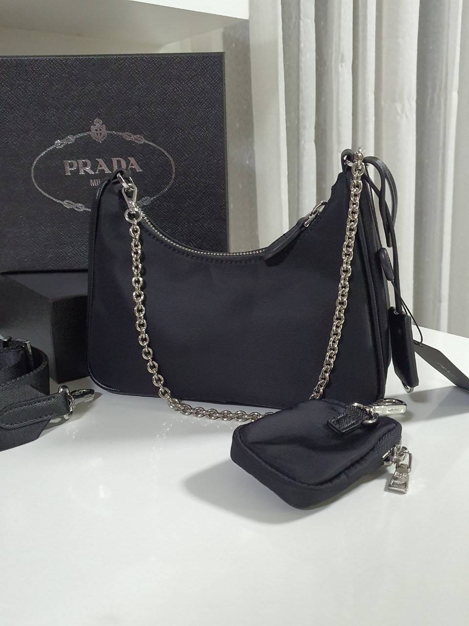 Prada Re-Edition 2005 Re-Nylon bag ใบเดียวคุ้มมากค่ะ อุปกรณ์ ครบชุด **ซื้อ1ได้ถึง3ไอเท็ม ทั้งสายยาว และกระเป๋าใส่เหรียญ และป้ายแท็คหนัง อย่างดี **อะไหล่ปั้มแบรนด์แท้ทุกจุด วัสดุทำจากผ้า Nylon อย่างดี กันน้ำได้ อยู่ทรงสวย สามารถใส่กระเป๋าตังค์ใบกลางได้ ถอด