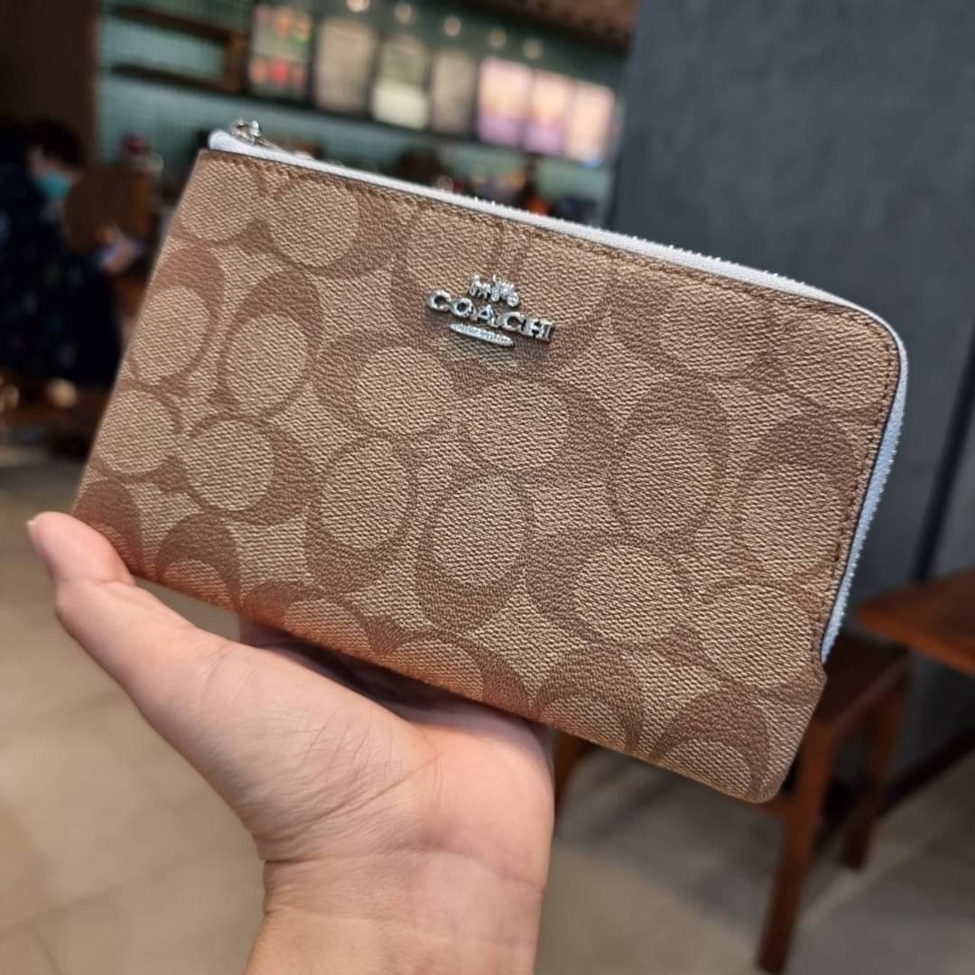 COACH F87591 DOUBLE CORNER ZIP WALLET IN SIGNATURE COATED CANVAS คล้องมือรุ่น 2 ซิป!! มาแล้วจ้า 🌟🤗 ไซส์นี้คือเหมาะมือจริงๆ พกง่ายเช่นเคย ไม่ต้องกังวลว่าจะเกะกะหรือกินพื้นที่กระเป๋าหลัก วัสดุหนังแคนวาสเคลือบลาย มีช่องหลักแยก 2 ช่อง ภายในบุผ