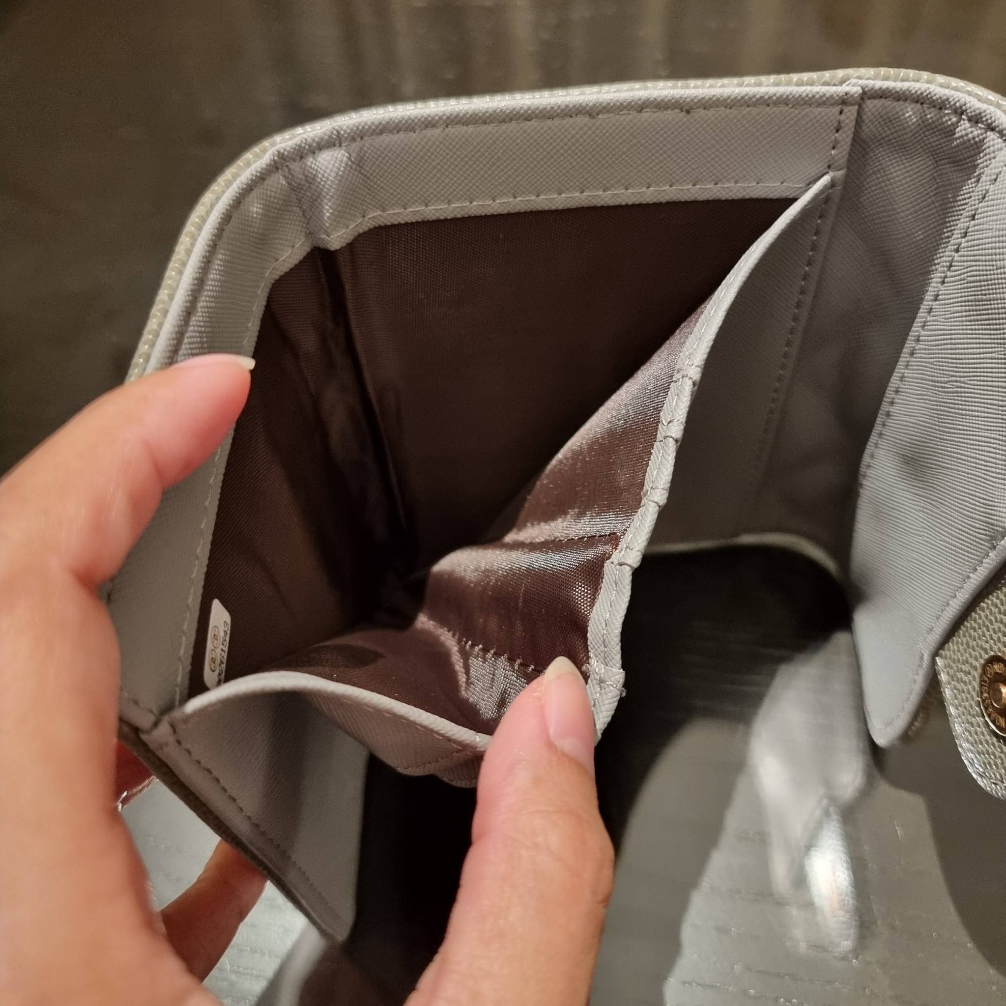 VIP 】มาแล้วจ้า!! รุ่นแนะนำ!! ฮิตติดใจสาวๆ!! กระเป๋าสตางค์ใบสั้นรุ่นฝาพับ จาก Chanel premium for gift เรียบหรู ดูไฮน์ วัสดุหนังสังเคราะห์ลายคาร์เวีย ด้านในเป็นหนังซาฟเฟียโน่ เปิด-ปิดด้วยกระดุมแม่เหล็ก ภายในกระเป๋ามีช่องใส่บัตร ใส่ธนบัตรได้ ดีไซน์เรียบหรูตา