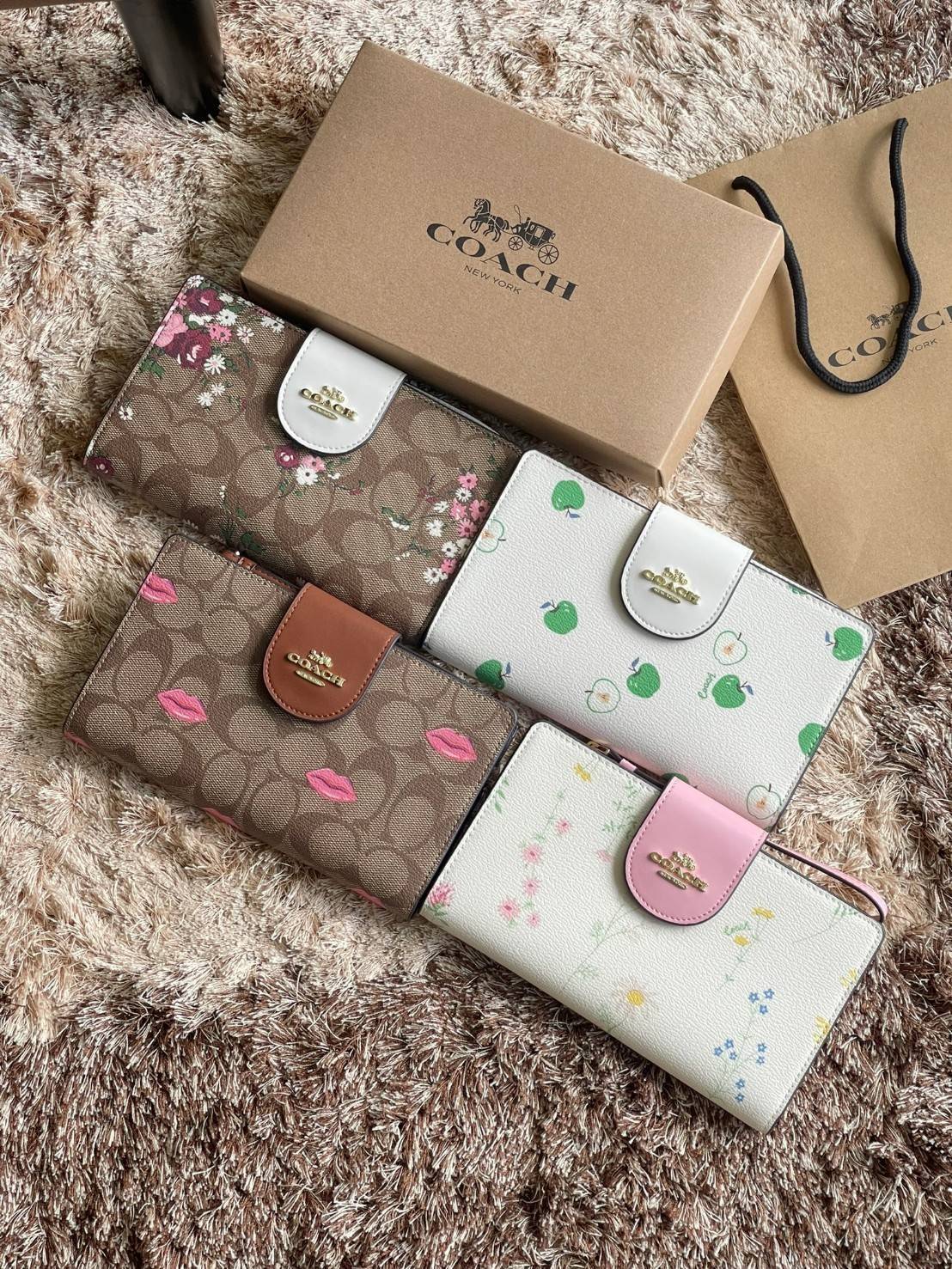 COACH TECH WALLET IN SIGNATURE CANVAS อีกหนึ่ง collection ของกระเป๋าสตางค์ที่ดีไซน์ทันสมัยให้ใช้งานได้แบบครบครัน เป็นกระเป๋าสตางค์ ที่มีช่องสำหรับใส่โทรศัพท์มือถือ ธนบัตร เหรียญ และบัตรต่าง ๆ ใช้งานแบบ2ด้าน เพิ่มความสะดวกสบายด้วยสายคล้องมือ ช่วยให้พกไปไหน