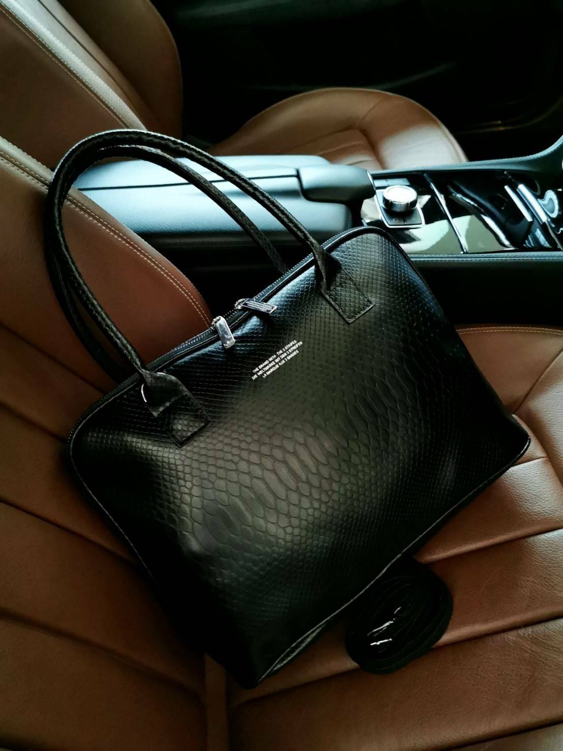 ADIDAS HANDLE BAG กระเป๋าถือเเละสะพายทรงโดม วัสดุนิ่มหนังสวยอยู่ทรงด้านหน้ามีโล้โก้แบรนด์ เปิดปิดด้วยซิปสะดวกใช้ หัวซิปแบรนด์ ขนาดใหญ่กำลังดี จุได้เยอะ น้ำหนักเบา ภายในมีโลโก้มีช่องซิปใส่ของ หูจับถนัดมือ พร้อมสายสะพายถอดได้เลื่อนปรับได้ Crossbody ได้ ไอเท