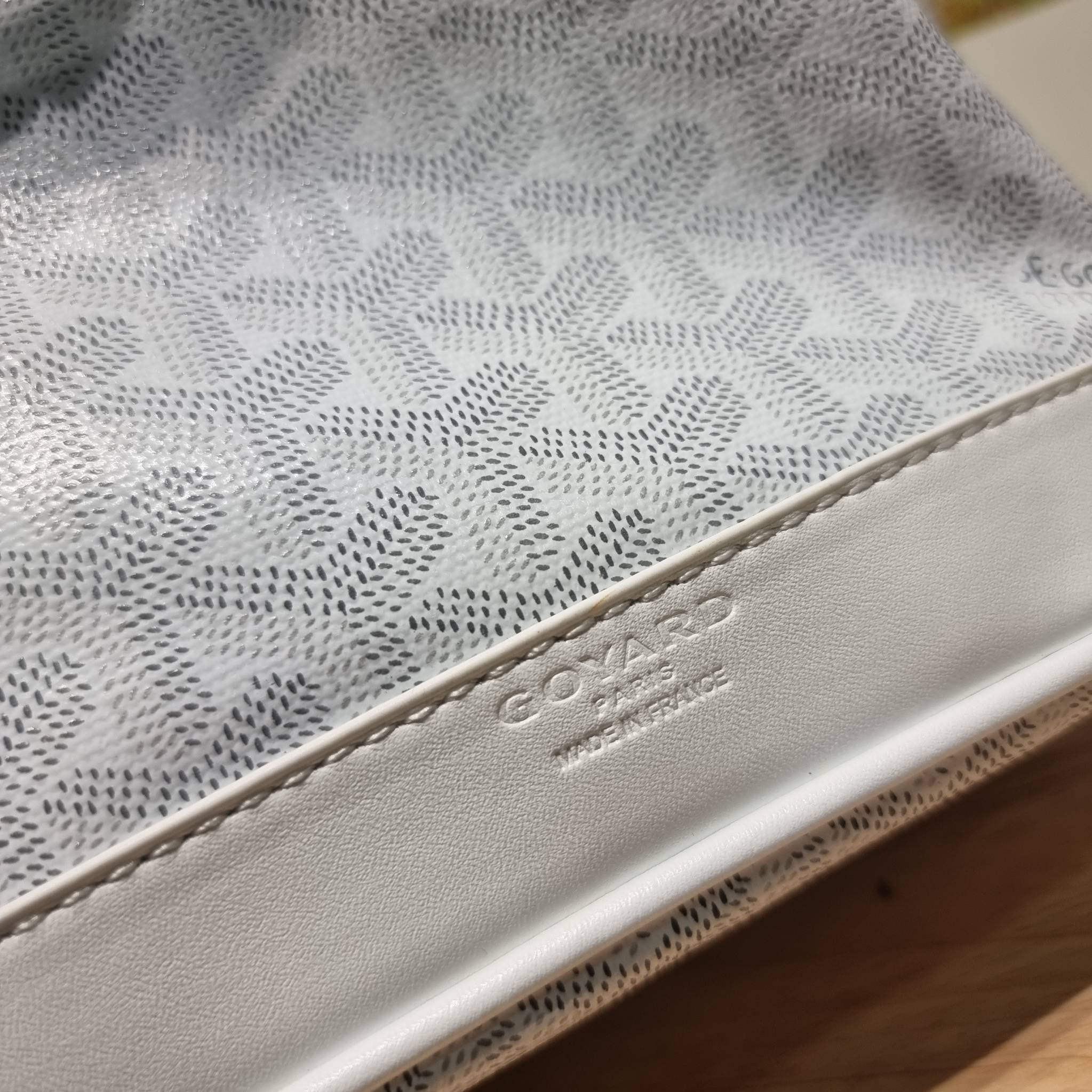 GOYARD PETITE FLOT BUCKET BAG กระเป๋าสะพายทรงบัคเก็ต ที่ดีไซน์สะดวกต่อชีวิตมาก รูปทรงคลาสสิค ดีไซน์เป็นเอกลักษณ์ สดใสทุกสี ดูผู้ดีในตัว วัสดุหนังแคนวาสพิมพ์ลายสวยคม ปากกระเป๋ารูดเปิด-ปิดได้ตามชอบ ภายในเป็นช่องโล่ง ใส่กระเป๋าสตางค์ มือถือ ได้ครบถ้วน มาพร้อ