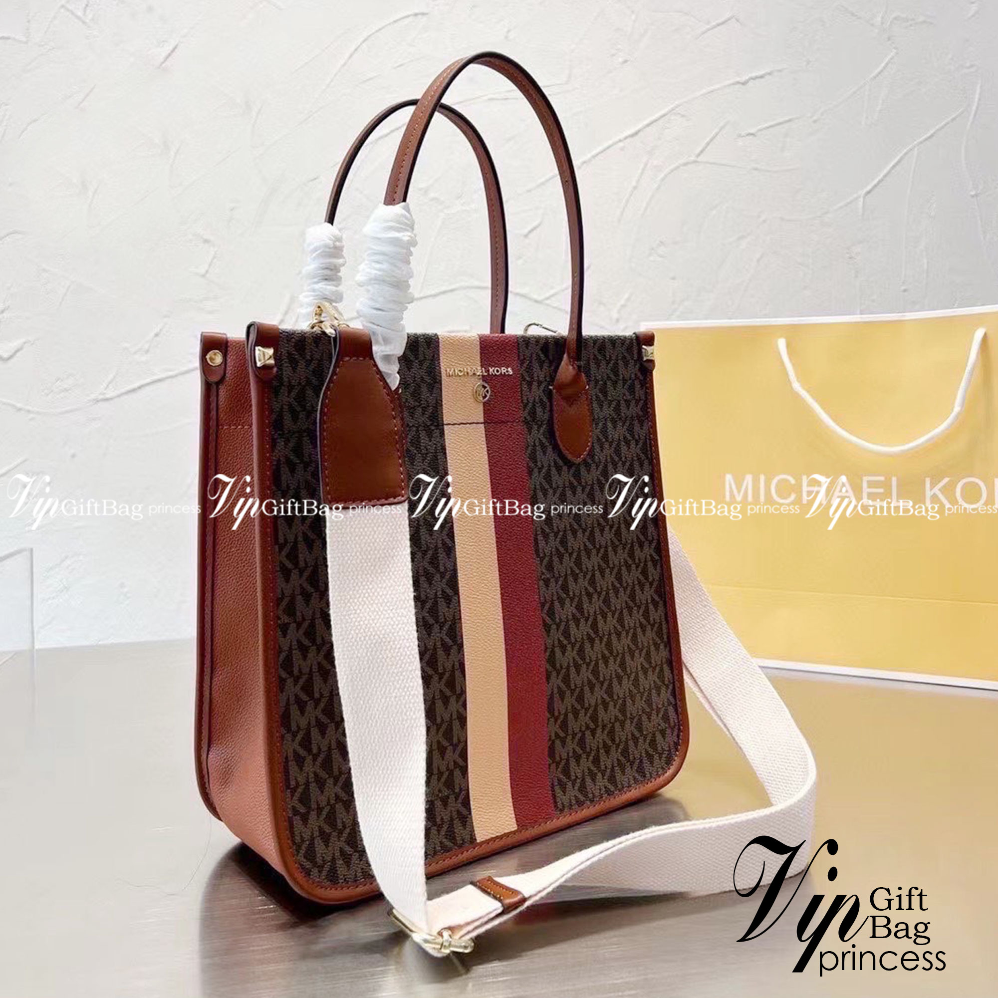 Michael Kors Heidi Tote / Michael Kors Bolsa tote Heidi monogram / MK Tote กระเป๋าสะพายทรง tote มาใหม่ MK หนังพิมพ์ลายแบรนด์ ภายในโล่งกว้าง จุของได้เยอะมาก อะไหล่ปั้มทุกจุด แมทง่ายได้ทุกลุค ภาพถ่ายจากงานขายจริง ใช้งานต่างประเทศได้