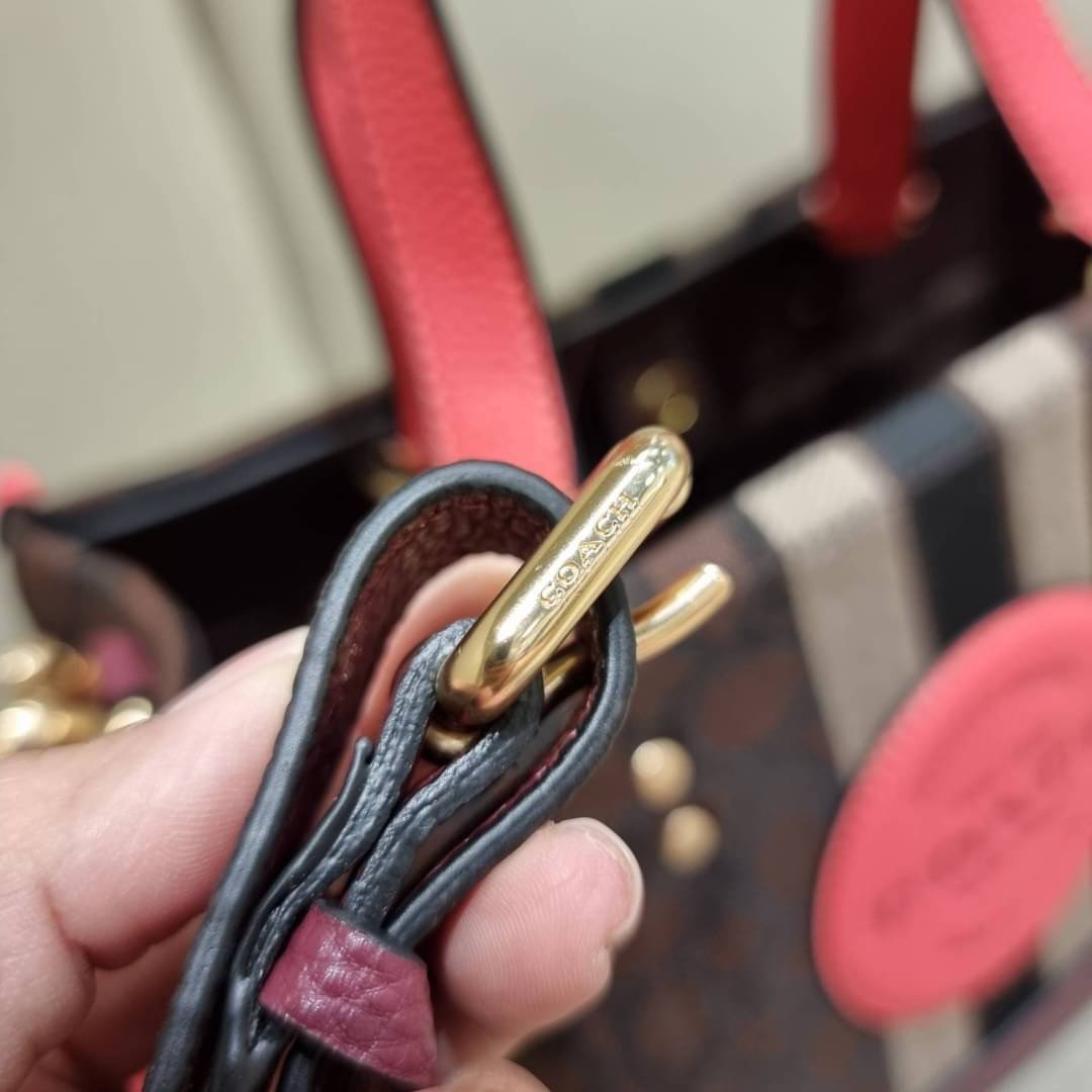 ใบใหญ่ COACH 4113 DEMPSEY CARRYALL IN SIGNATURE JACQUARD WITH STRIPE AND COACH PATCH ใบใหญ่ จุใจ คอลเลคชั่นใหม่ สีที่สาวๆรอคอย สวยคม ละมุนและมีความหรูในตัว กับกระเป๋าทรงโท้ท ไซส์ใหญ่ที่สามารถจุของได้แบบไม่ต้องกังวล ฟังก์ชั่นการใช้งานสะดวกที่สุด มีทั้งสายค