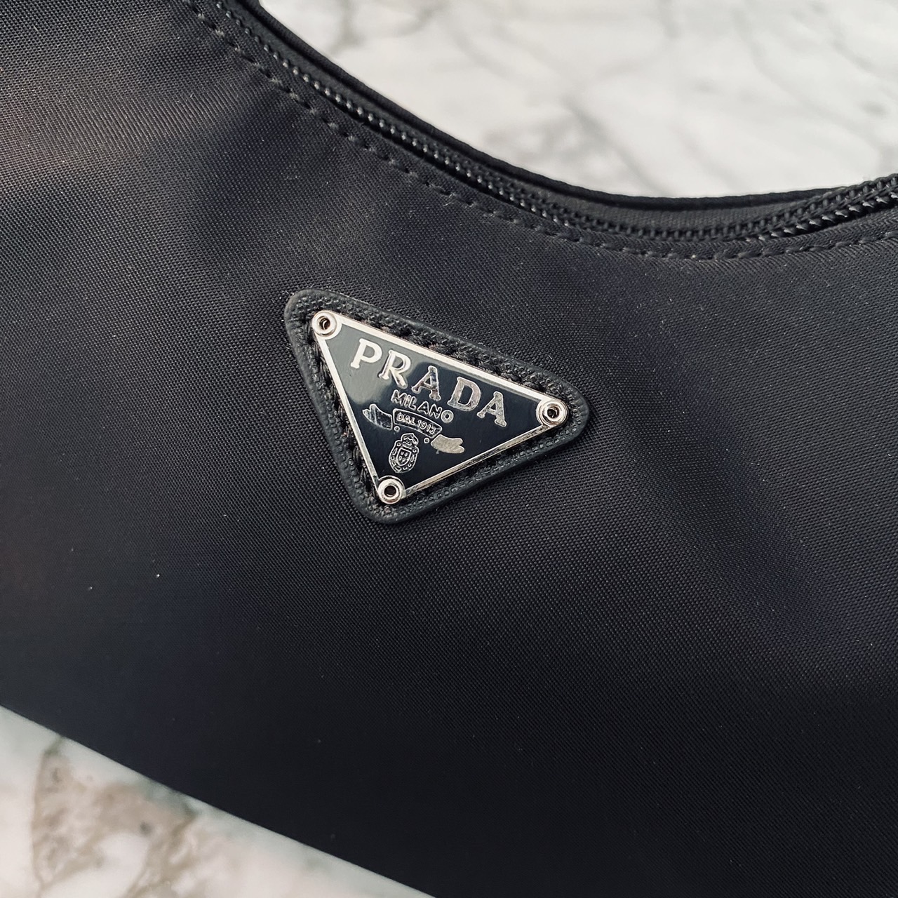 Prada Nylon Shoulder Bag / Re-Nylon Prada Re-Edition 2000 mini-bag กระเป๋าสะพายไหล่ผ้าไนล่อน เรียบแต่หรู คูลแต่เท่ห์ ยกให้ใบนี้ตลอดกาลเลยค่า