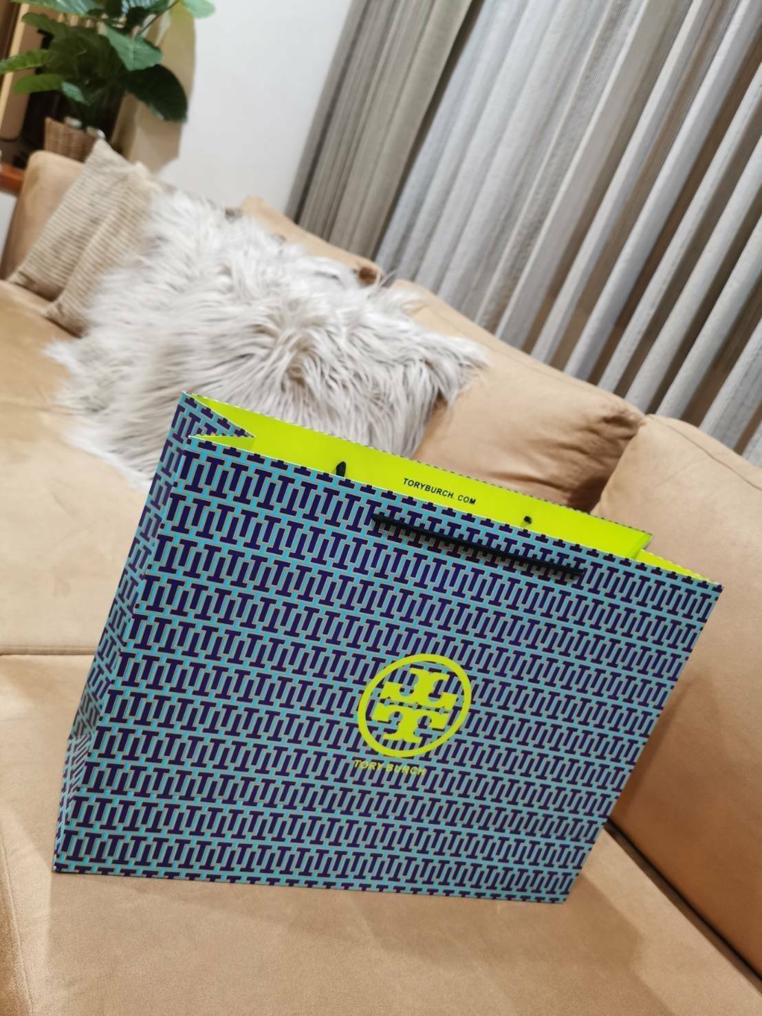 OUTLET 】TORY BURCH FACTORY MONOGRAM JACQUARD LARGE TOTE BAG (L) กระเป๋าถือหรือสะพายดีไซน์ยอดนิยมจาก TORY BURCH FACTORY OUTLET วัสดุ Woven Jacquard & Leather ทอลาย Jacquard Singnature แบรนด์รอบใบปราณีตสวยอยู่ทรงเป็นเอกลักษณ์ ใบใหญ่กำลังดี กว้างและจุได้เยอะ