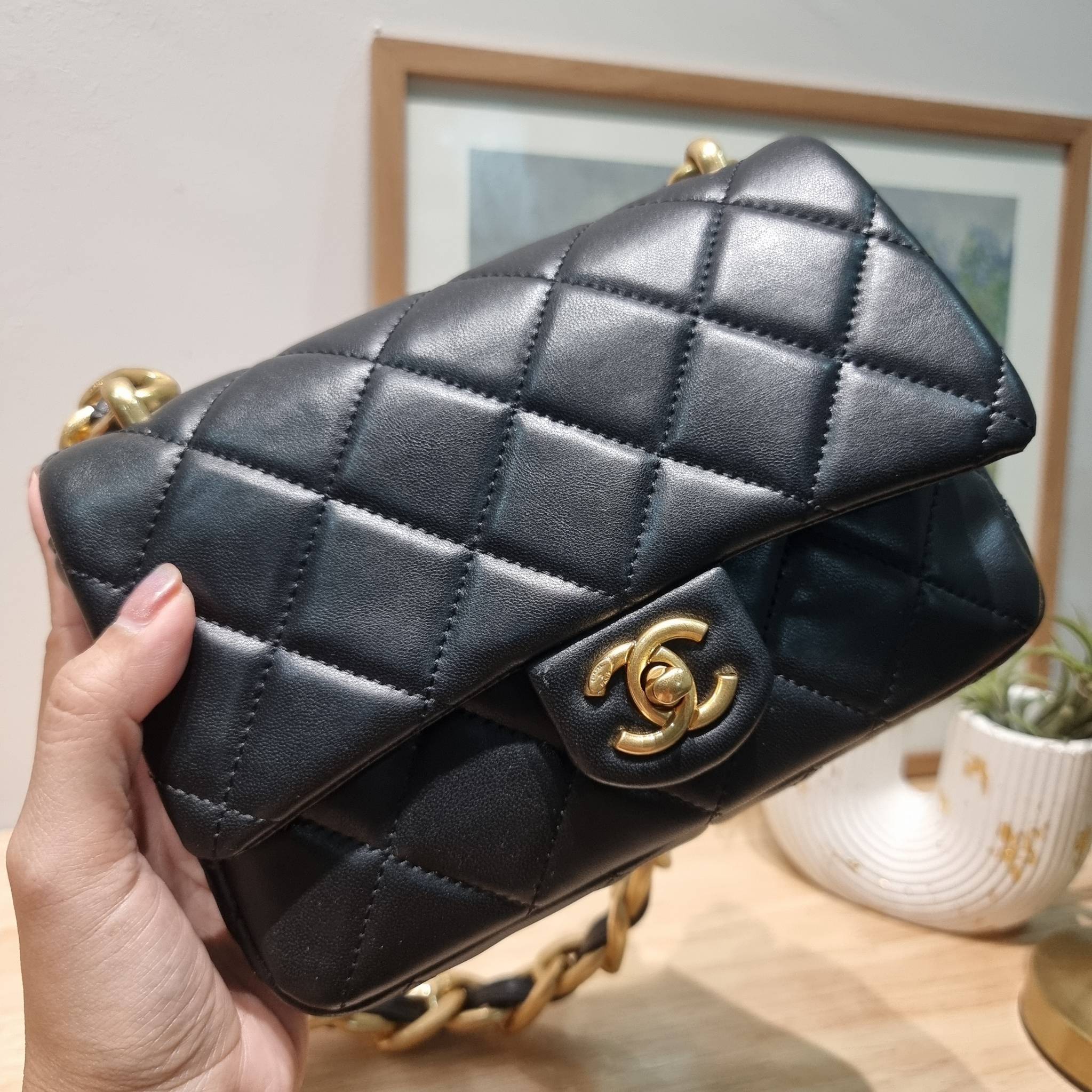 Chanel chunky chain bag in black สวยฟาดย้อนยุคความหรู ในราคาที่จับต้องได้ กับกระเป๋าสะพายไหล่ ไซส์กำลังสวย โดดเด่นด้วยสายสะพายโซ่สลับหนังเส้นใหญ่ ทนทาน ดูแพง