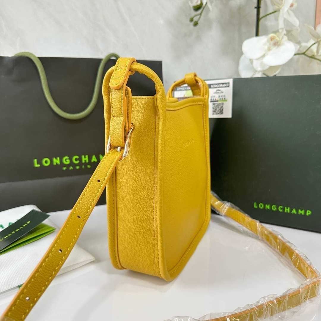 LONGCHAMP LE FOULONNÉ CROSSBODY BAG กระเป๋าสะพายที่เรียบง่ายและดูดี การออกแบบที่คล่องตัวของรุ่นนี้เหมาะอย่างยิ่งสำหรับผู้หญิงที่มีบุคลิกที่ต้องการกระเป๋าสไตล์แบบเรียบง่าย