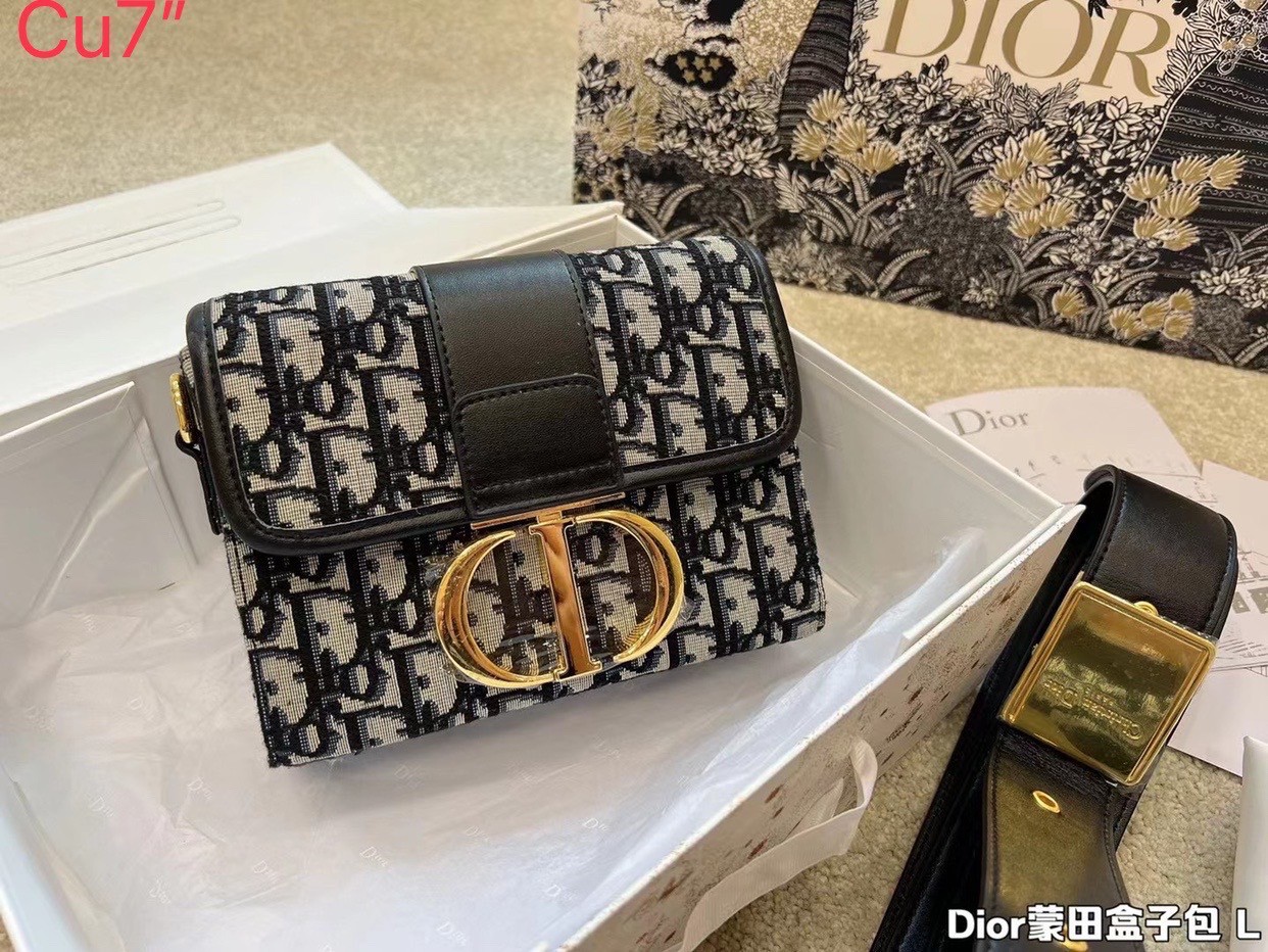 DIOR 30 Montaigne Box Bag / DIOR BAG พร้อมส่ง กระเป๋าสะพายดิออร์ เอกลักษณ์ของความหรู ไซส์มินิทรงสี่เหลี่ยมสวยหรูอยู่ทรงเปิดปิดด้วยฝาปิดโลโก้แบรนด์อะไหล่ทอง