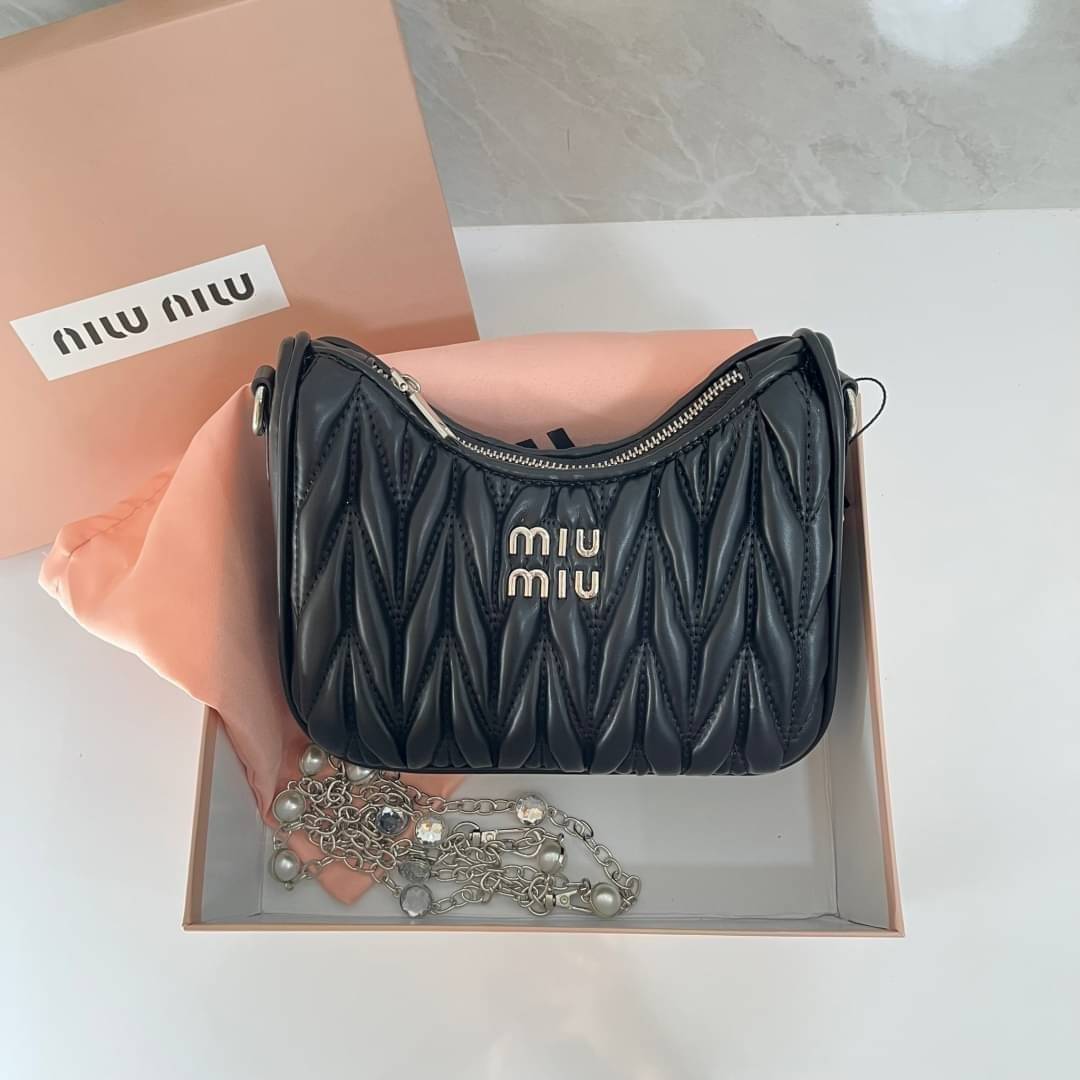 MIU MIU matelasse nappa leather shoulder bag กระเป๋าสะพายข้าง สายสะพายประดับไข่มุกและคริสตัล ให้ความละมุม ลุคคุณหนูน่ารักสุดๆคะ