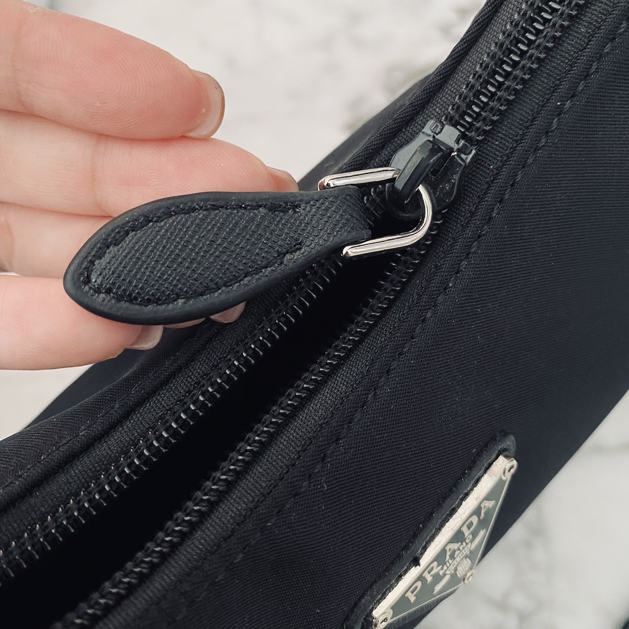 Prada Nylon Shoulder Bag / Re-Nylon Prada Re-Edition 2000 mini-bag กระเป๋าสะพายไหล่ผ้าไนล่อน เรียบแต่หรู คูลแต่เท่ห์ ยกให้ใบนี้ตลอดกาลเลยค่า