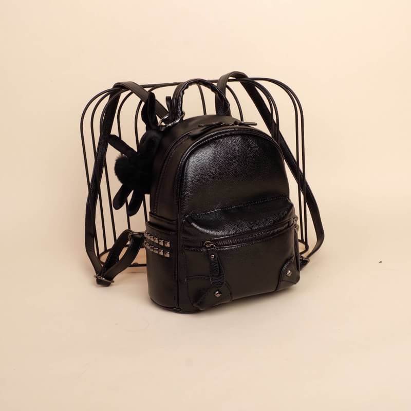 KEEP รุ่น Teena backpack >กระเป๋า หนังเนื้อดี ลายหนังชัด ทนทานคะ >น้ำหนักเบา ดีไซด์ ทันสมัย เข้าได้กับทุกชุด >สายสะพายเป็นหนังอย่างดี ด้านหน้าและด้านข้างประดับหมุด ด้านข้างมีช่องไว้ใส่ของได้ >ภายในตัวกระเป๋ามีช่องเก็บของจุกจิก 2 ด้านเลยคะ >