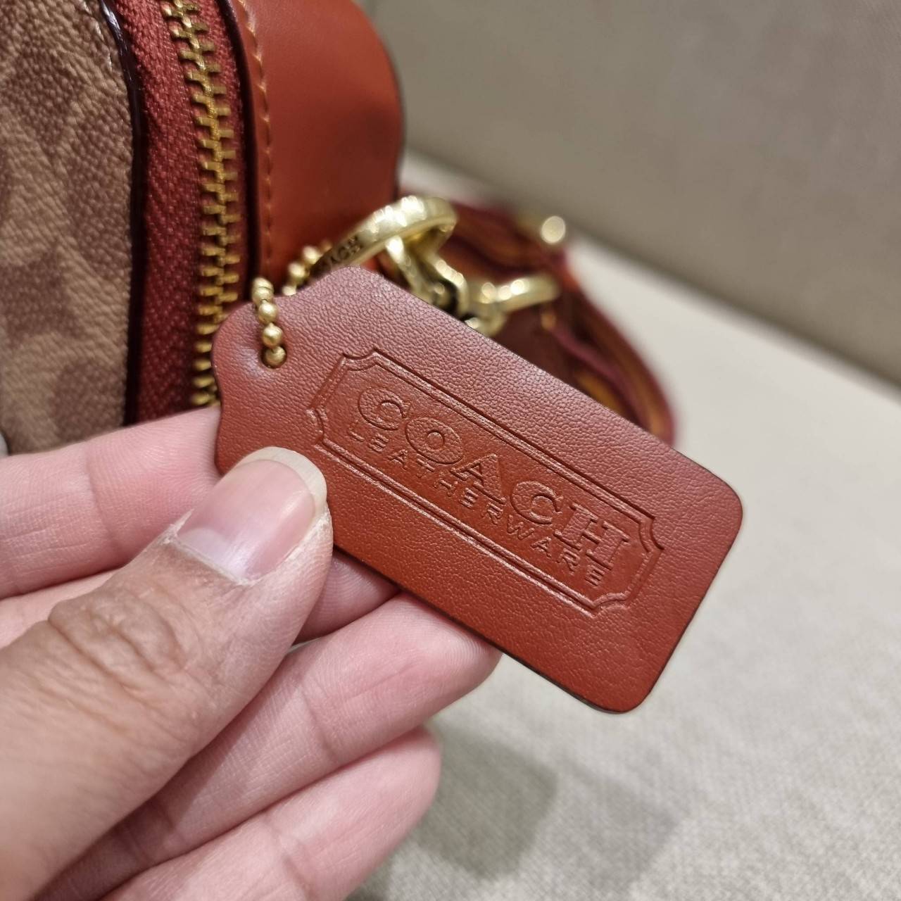 COACH C6744 CHARTER SLIM CROSSBODY IN SIGNATURE CANVAS WITH PATCHES คอลเลคชั่นฮอลิเดย์ สดใสพร้อมปังพร้อมส่ง!! น่ารักมากๆกับดีไซน์สกีเรทโทรวินเทจ วัสดุหนังแคนวาสเคลือบลายสลับหนังแท้ โดดเด่นด้วยแพทช์ลายสวยคม ดีเทลความเลิศมันอยู่ตรงนี้!! ตรงที่มีน้องใบเล็กมา