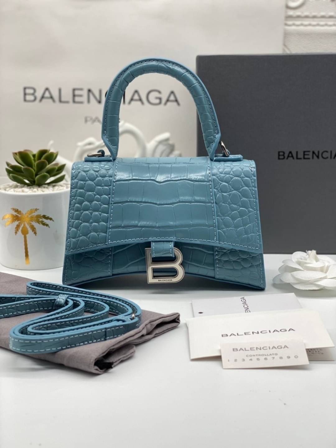 หนังแท้ BALENCIAGA HOURGLASS TOP HANDLE XS Shiny crocodile embossed calfskin การสร้างสรรค์ที่มีเอกลักษณ์เฉพาะตัว หรูหรา โทนสีโดดเด่น วัสดุหนังแท้ลายจระเข้ ภายในโล่งกว้างหนังแนปป้าอย่างดี เกรดออริจินอล ตอบโจทย์ได้ทุกลุค ทุกไลฟ์สไตล์ ภาพสินค้าถ่ายจากงานขายจ