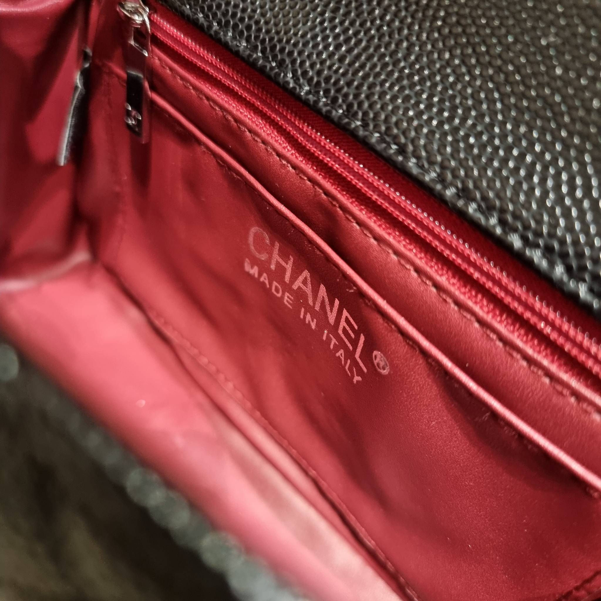 VIP 】3สี คัมแบคทูสต็อค!! จัดมาแน่นๆ พร้อมสีรับความเฮง!! พรีเมี่ยมจากแบรนด์ Chanel vip สุดพิเศษจากเคาน์เตอร์ กระเป๋าสะพาย หนังสังเคราะห์ลายคาร์เวีย หรูหราทั้งอะไหล่เงินและอะไหล่ทอง สะพายแล้วขับผิวมากๆใบนี้ เปิด-ปิดกระเป๋าด้วยตัวบิดล็อค ภายในกระเป๋าบุหนังสี