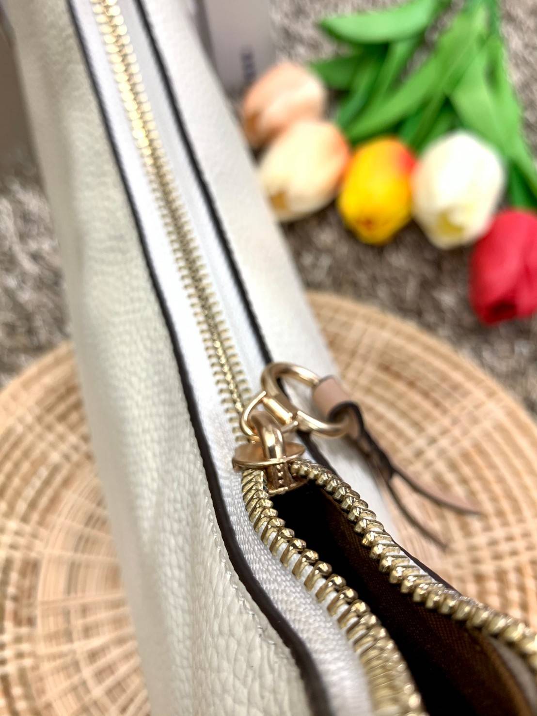 COACH BAILEY HOBO WITH WHIPSTITCH ((C4108//C1322)) พร้อมส่งที่ไทย!! สวยจริงไม่จกตาแน่นอนค่าา กระเป๋าทรงโค้ง ใช้แบบหิ้วหรือคล้องไหล่ก็ดูดี ใช้วัสดุหนังแท้ชั้นดี หนังสวยมากๆค่ะ ด้านหน้าใช้อะไหล่แบรนด์ตัวใหญ่ หรู ดูสะดุดตามีเดียว