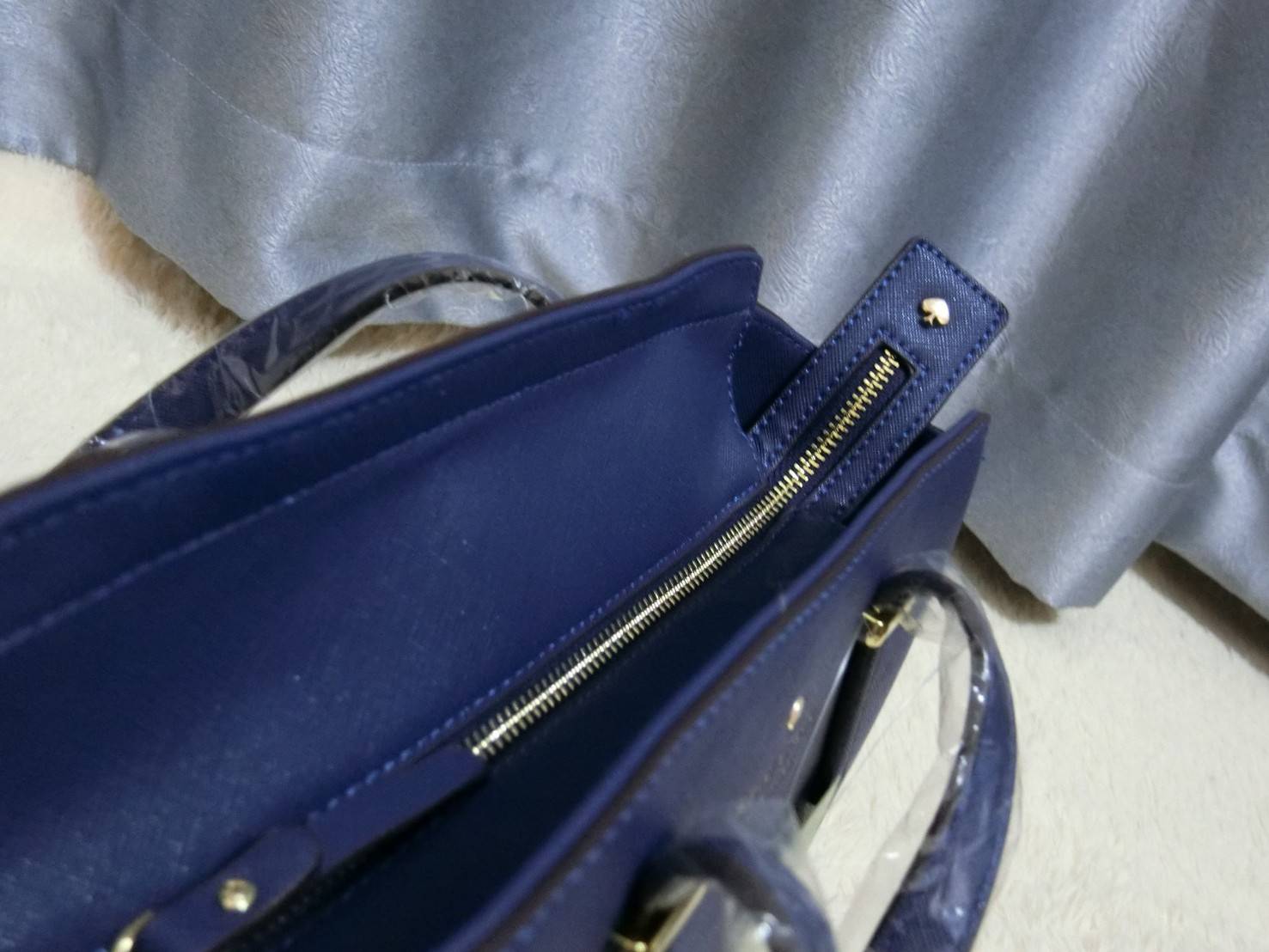 KATE SPADE NEW YORK CEDAR STREET HAYDEN BAG กระเป๋าถือหรือสะพายหนัง Saffiano สวยหรูอยู่ทรงสไตล์ PRADA ด้านหน้าประดับโลโก้สีทองสวยไฮโซ ภายในมีช่องซิปและช่องเล็ก ซับในอย่างดีสกรีนลาย Kate Spade กว้างและจุ ใส่ ipad mini กระเป๋าสตางค์ ของใช้ได้เยอะ มีหมุดรองฐ