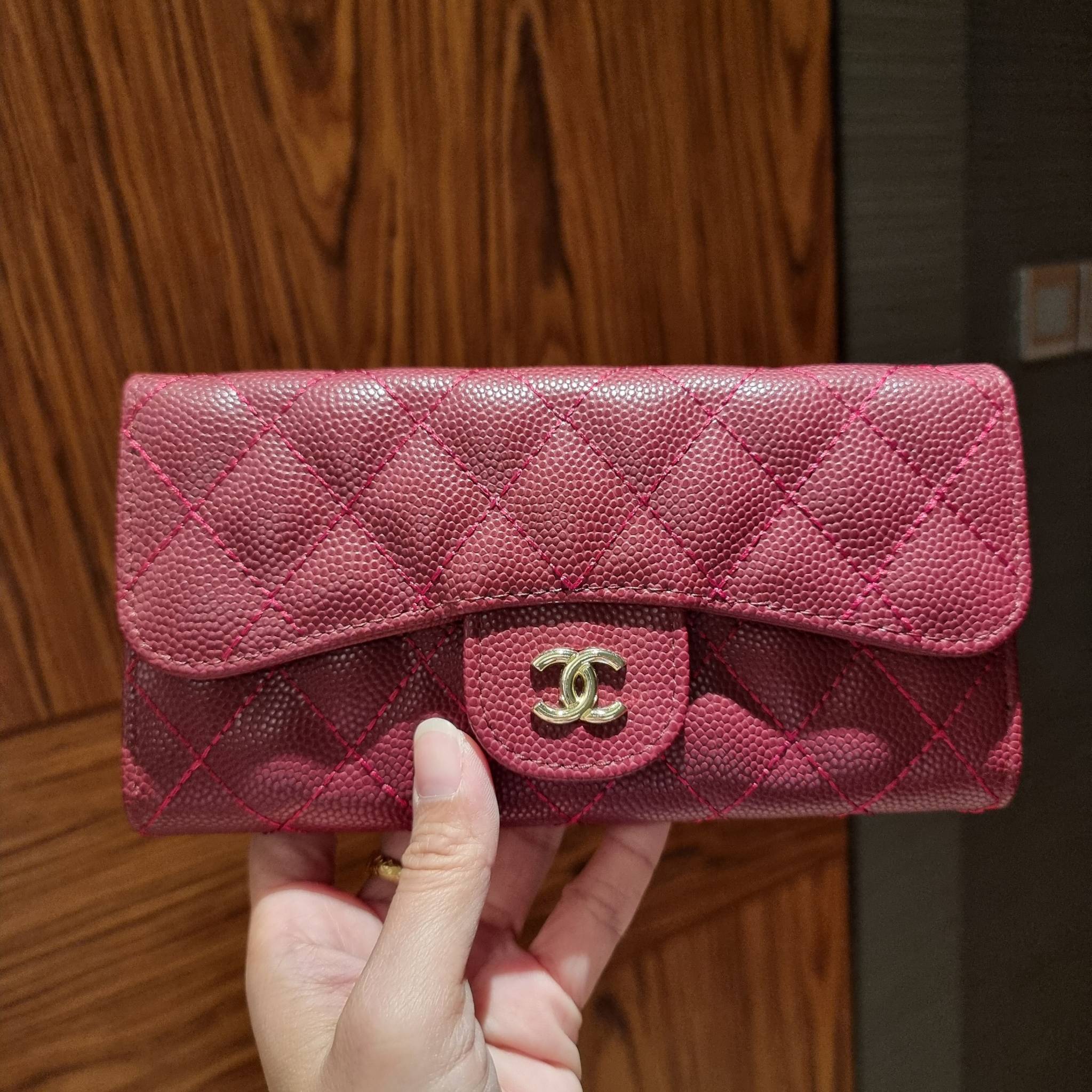 VIP 】กระเป๋าสตางค์ใบยาวรุ่นฝาพับที่ถามหากันมากที่สุด!! สวยรับทรัพย์จาก Chanel วัสดุหนังลายคาร์เวีย ลุคผู้ดีที่สุด เปิด-ปิดด้วยกระดุมแม่เหล็ก ภายในกระเป๋ามีช่องใส่บัตรได้เยอะ ใส่ธนบัตร ใส่เหรียญได้ มีช่องซิปแยกอีกหนึ่งช่อง ดีไซน์เรียบหรูดูคลาสสิค!! สาวๆห้า