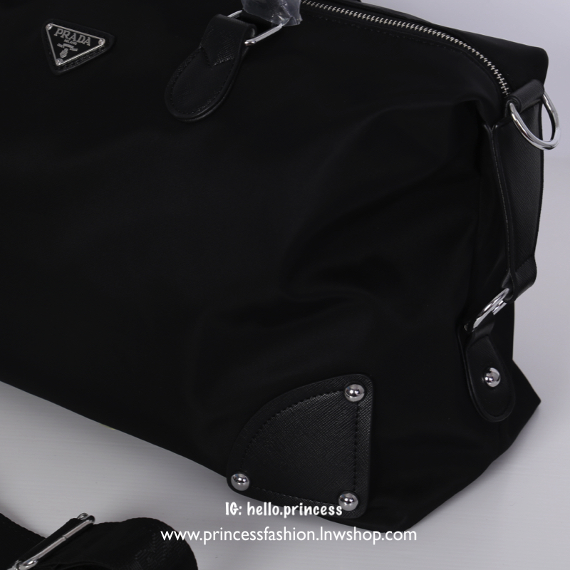 Prada Nylon Travel Bag สินค้า Premium gift จากเค้าเตอร์แบรนด์ต่างประเทศ แท้💯 กระเป๋าเดินทางทรงหมอนสุดฮิต วัสดุผ้า nylon เนื้อหนา คุณภาพดี อะไหล่เงินสวยหรู ตามแบบฉบับแบรนด์ ด้านหน้าประดับ logo brand ช่องหลักเปิดปิดด้วยซิป ภายในโล่งกว้างจุได้เยอะแบบ
