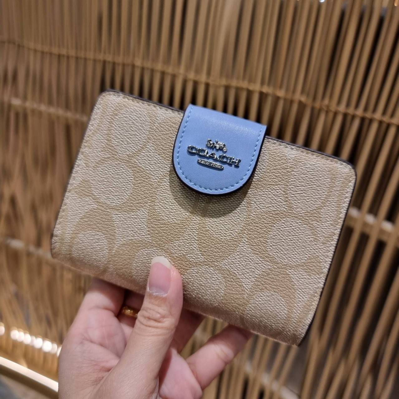 COACH C0082 MEDIUM CORNER ZIP WALLET IN SIGNATURE CANVAS ดีไซน์ใหม่ล่าสุด!! กระเป๋าสตางค์ใบกลาง 👛 ขนาดกำลังเหมาะมือ วัสดุหนังแคนวาสเคลือบลาย ดูแลรักษาง่าย มีช่องใส่บัตรและธนบัตรครบ และช่องซิปแยกไว้ใส่เหรียญ ครบเซ็ทแบบนี้เหมาะส่งต่อเป็นของขวัญที่สุ