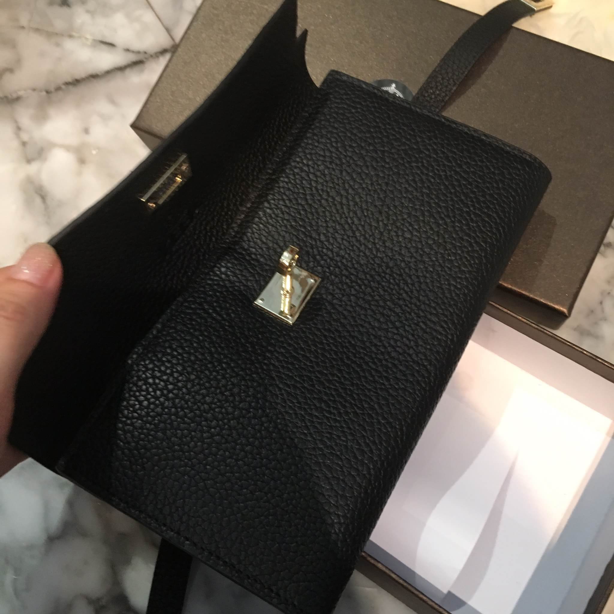 New arrival! Keep wallet milano leather bag มาใหม่ งานกระเป๋าสตางค์ใบยาว จุดเด่น หนังวัวแท้สวยๆ ลายหนังชัดสวยมากๆคะ ตัวกระเป๋าทรงสุดฮิตไม่ควรพลาด หนังดูแลรักษาง่าย ทนทานคะ อะไหล่ทองหรู ดีงามที่สุด ภายใน มีช่องใส่บัตรเยอะ พร้อมช่องใส่เหรียญ อย่างดี ใส่มือถ