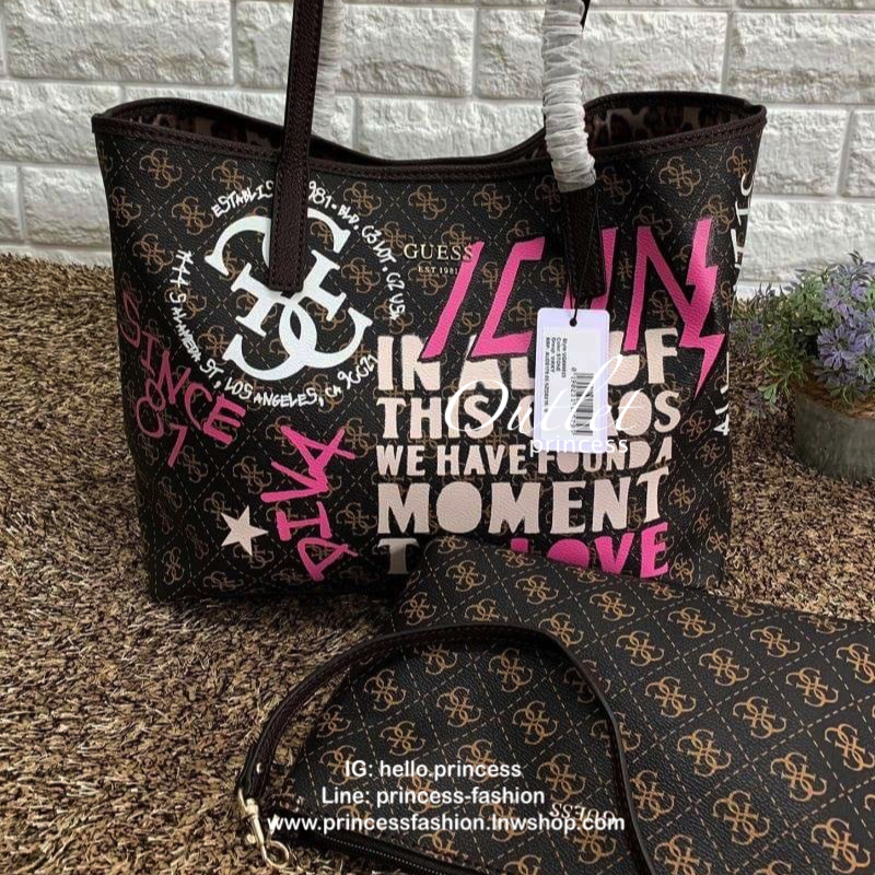 GUESS VICKY TOTE SET สุดคุ้ม ซื้อ1ได้ถึง2 ค่ะ!! กระเป๋าหิ้วหรือสะพายไหล่ทรง Tote วัสดุหนังนิ่ม น้ำหนักเบามากค่ะ ด้านหน้ามีโลโก้แบรนด์ เปิดปิดกระเป๋าแบบกระดุมแม่เหล้ก มีที่รวบเก็บทรงกระเป๋า ภายในโล่ง กว้าง ใส่ของได้จุค่ะ