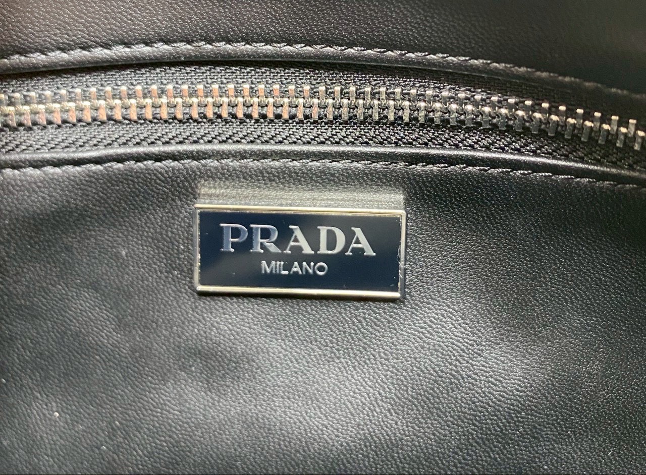 ORI หนังแท้ | Prada Antique nappa leather multi-pocket top-handle bag กระเป๋าสะพายทรง keepall มีช่องซิปด้านหน้าพร้อมหูจับ งานหนังยับดีไซน์เอฟเฟกต์เท็กซ์เจอร์ที่มีเสน่ห์สไตล์วินเทจ