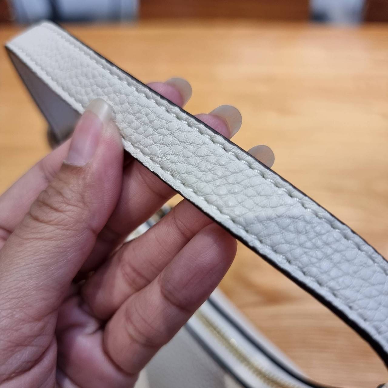 COACH C6807 KLEO HOBO IN SIGNATURE CHAMBRAY ใหม่ล่าสุด คอลเลคชั่นสุดคิ้วท์ ที่สาวๆต้องหลงรัก กระเป๋าสะพายทรงโฮโบ ที่ดีไซน์มาให้ปรับใช้งานได้หลากหลาย วัสดุหนัง pepble สวยหรู รูดเปิด-ปิดด้วยซิป ภายในเป็นช่องโล่ง สายคล้องสามารถถอดออกใส่สายยาวสะพายข้างได้ หรื