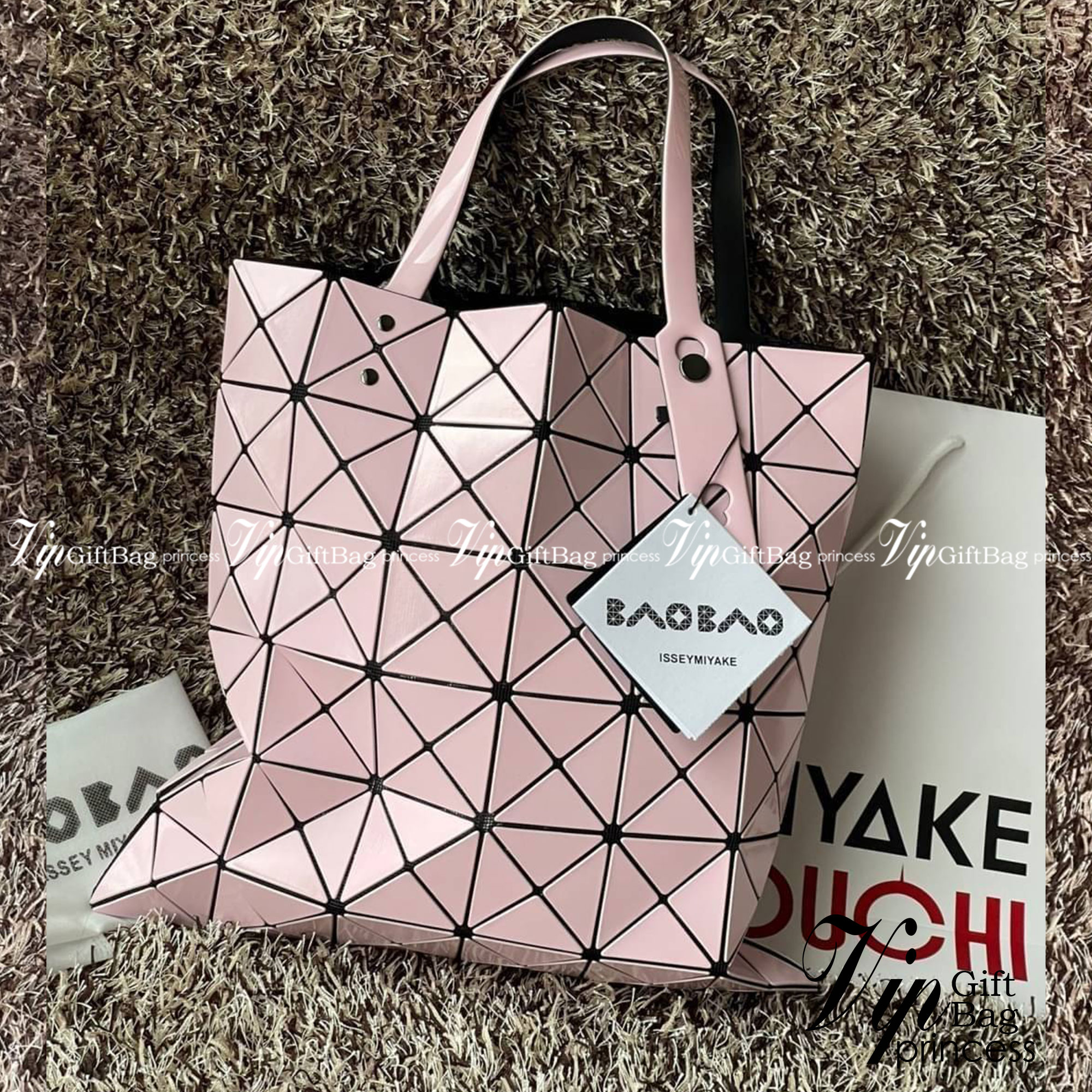 Baobao Issey Miyake 6x6 กระเป๋า Tote รุ่นนี้ถือว่าเป็นกระเป๋า Tote ไซส์กลางที่เหมาะกับการพกพาสิ่งของที่จำเป็นในทุก ๆ วัน มาพร้อมสายที่สามารถปรับได้ทั้งสองสาย และมีช่องใส่ของช่องเล็กด้านใน 1 ช่อง จุของได้เยอะแถมยังทนทาน ใช้เป็น Everyday Bag ได้เลยคะ พกพาสะ