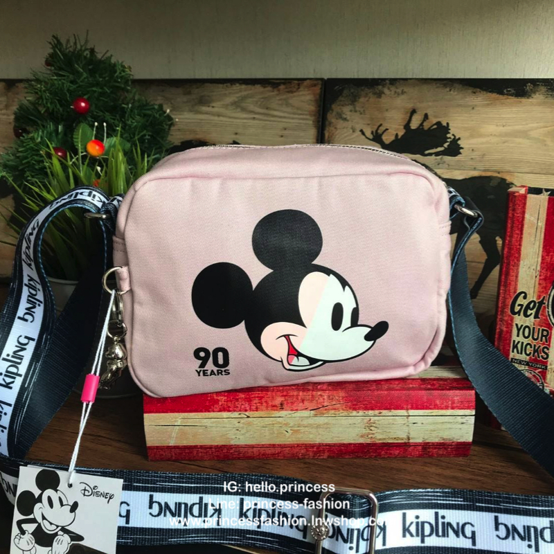 Disney's Mickey&Jungle Book Veni Crossbody Bag รุ่นLimited Edition ทรงสะพายข้าง ขนาดกำลังดี วัสดุpolester100% ดีเทลด้านหน้าลายการ์ตูนของวอลด์ดิสนีย์ เปิดปิดด้วยซิปเดียวด้านบน ภายในกว้าง มีช่องซิปและที่ห้อยพวงกุญแจ ฐานกว้างจุของได้เยอะสามารถสะพายได้ทั