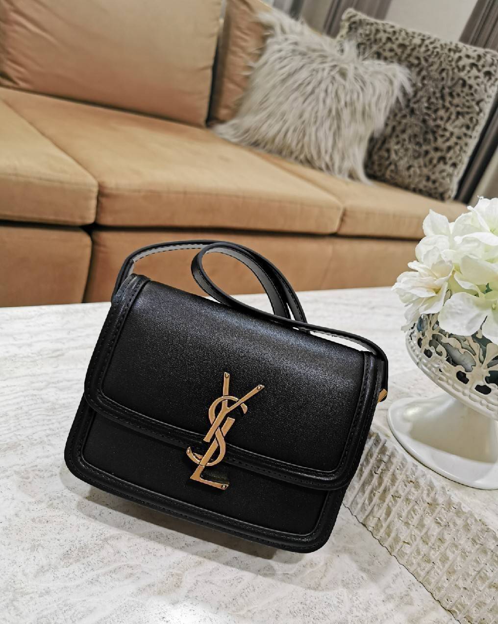 VIP YVES SAINT LAURENT YSL CROSSBODY BAG VIP / YSL Solferino Bag วัสดุหนังแท้ Calfskin ทรงสี่เหลี่ยมหนังสวยหรูอยู่ทรงเปิดปิดด้วยฝาปิดโลโก้แบรนด์อะไหล่ทอง ภายในโล่งมีช่องหลัก และช่องย่อยสามารถใส่มือถือของใช้จุกจิกได้เยอะ สายสะพายหนังยาวปรับระดับได้จะสะพายไ