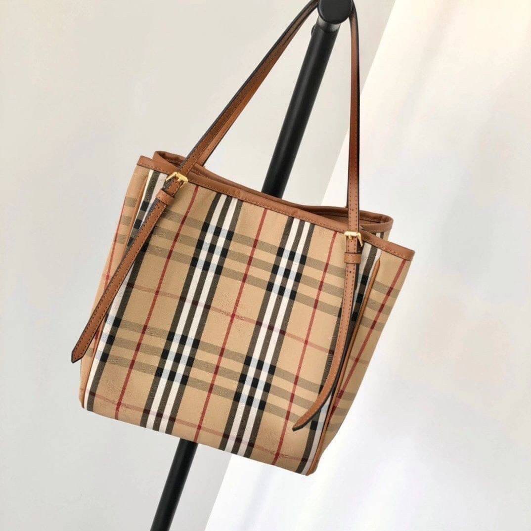 BURBERRY TOTE VINTAGE BAG VIP GIFT WITH PURCHASE (GWP) พรีเมี่ยมกิ๊ฟ Limited Edition จากBURBERRY วัสดุหนังCANVASสลับหนัง เปิดปิดด้วยกระดุมแม่เหล็ก ภายในมีช่องใส่ของโล่งกว้าง พร้อมช่องซิปอีกหนึ่งช่อง สามารถใส่มือถือ ipad ของจุกจิกได้ อีกด้านใส่ของพร้อมหยิบ