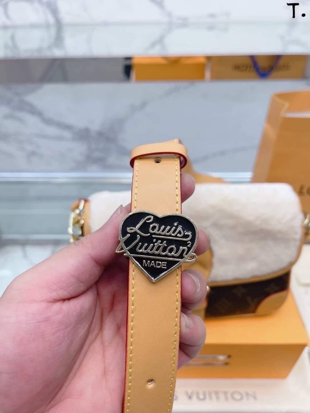 LV DIANE FLEECE BAG ใหม่กับรุ่นที่ทำมาจำนวนจำกัด ดีไซน์ต้อนรับอากาศเย็นๆช่วงส่งท้ายปี กับกระเป๋าสะพายทรงสวย ดีไซน์คลาสสิคซ่อนความหรู ด้วยการตกแต่งขนฟูนุ่ม วัสดุหนังแคนวาสตัดสลับหนังแท้