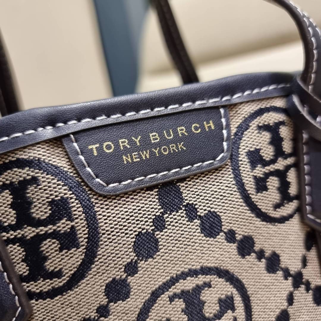 TORY BURCH PERRY MONOGRAM JACQUARD SMALL TRIPLE COMPARTMENT TOTE กระเป๋าโท้ท ไซส์เล็ก ลายโมโนแกรมสุดฮิต ปังไม่หยุดจริงๆ ขนาดกำลังสวย มาพร้อมหูจับในตัว และสายสะพายที่ปรับใช้ได้ไม่มีเบื่อ วัสดุผ้า jacquard ทักทอลาย ตัดขอบด้วยหนังแท้ ปากกระเป๋ามีกระดุมแม่เหล